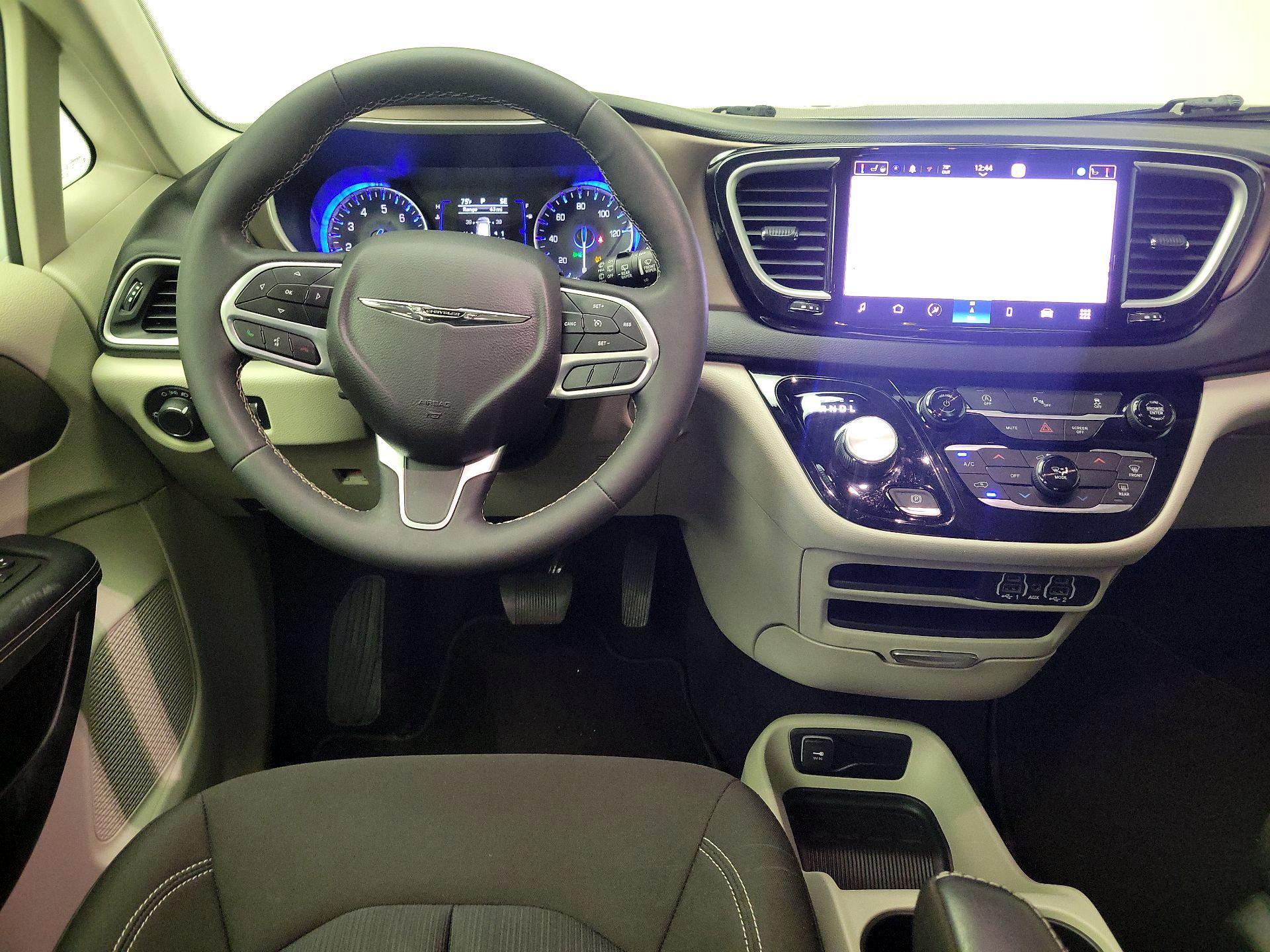 Thumbnail: 2023 Chrysler Voyager - 10