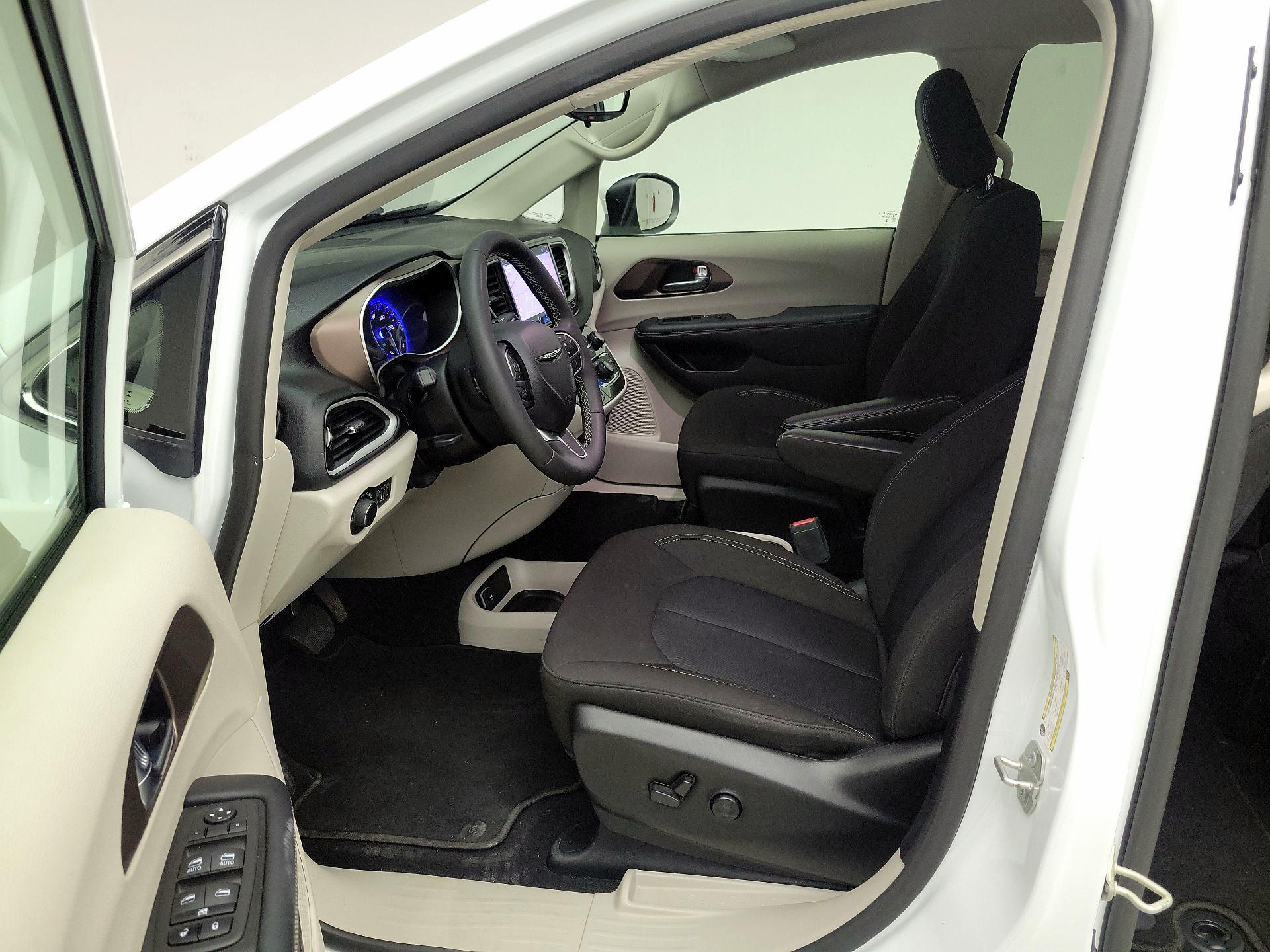 Thumbnail: 2023 Chrysler Voyager - 11