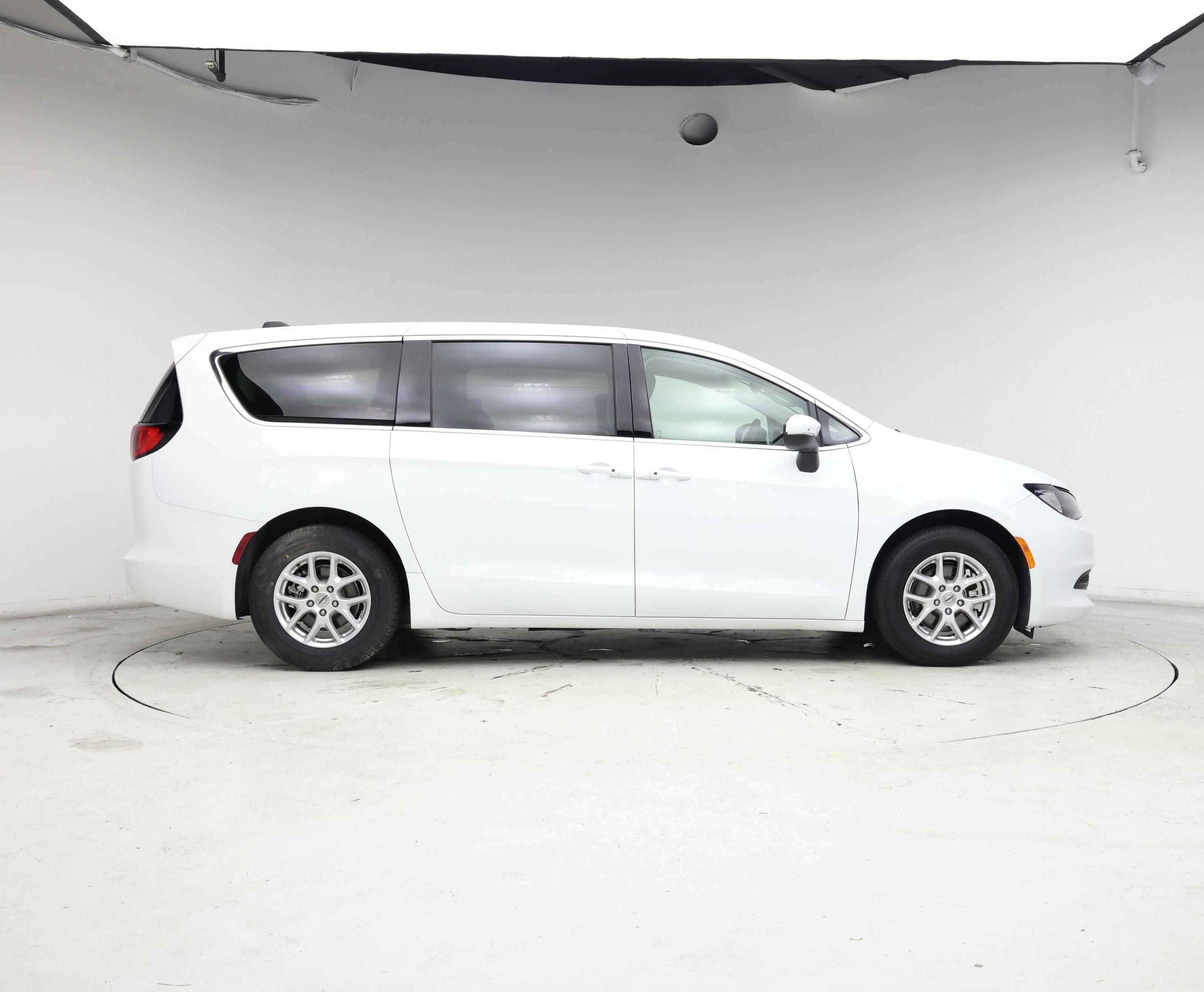 Thumbnail: 2023 Chrysler Voyager - 7