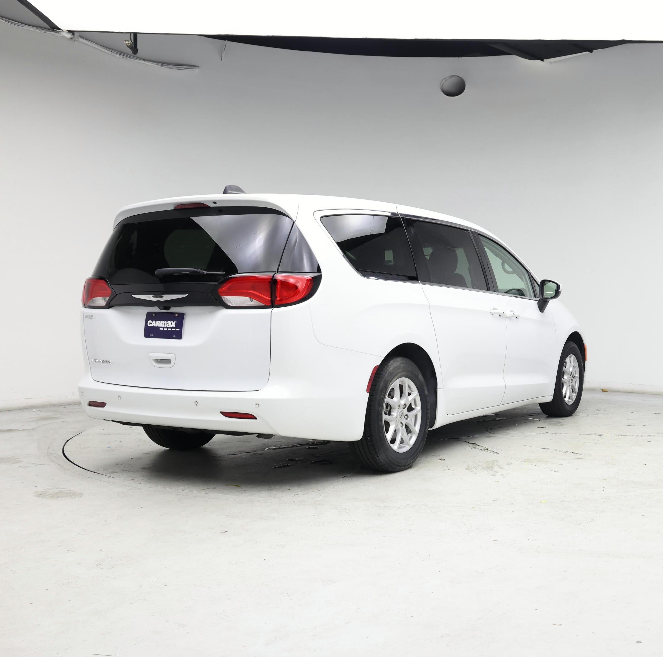 Thumbnail: 2023 Chrysler Voyager - 8
