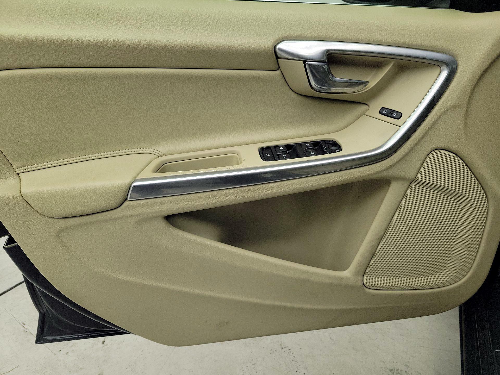 Thumbnail: 2016 Volvo V60 - 12