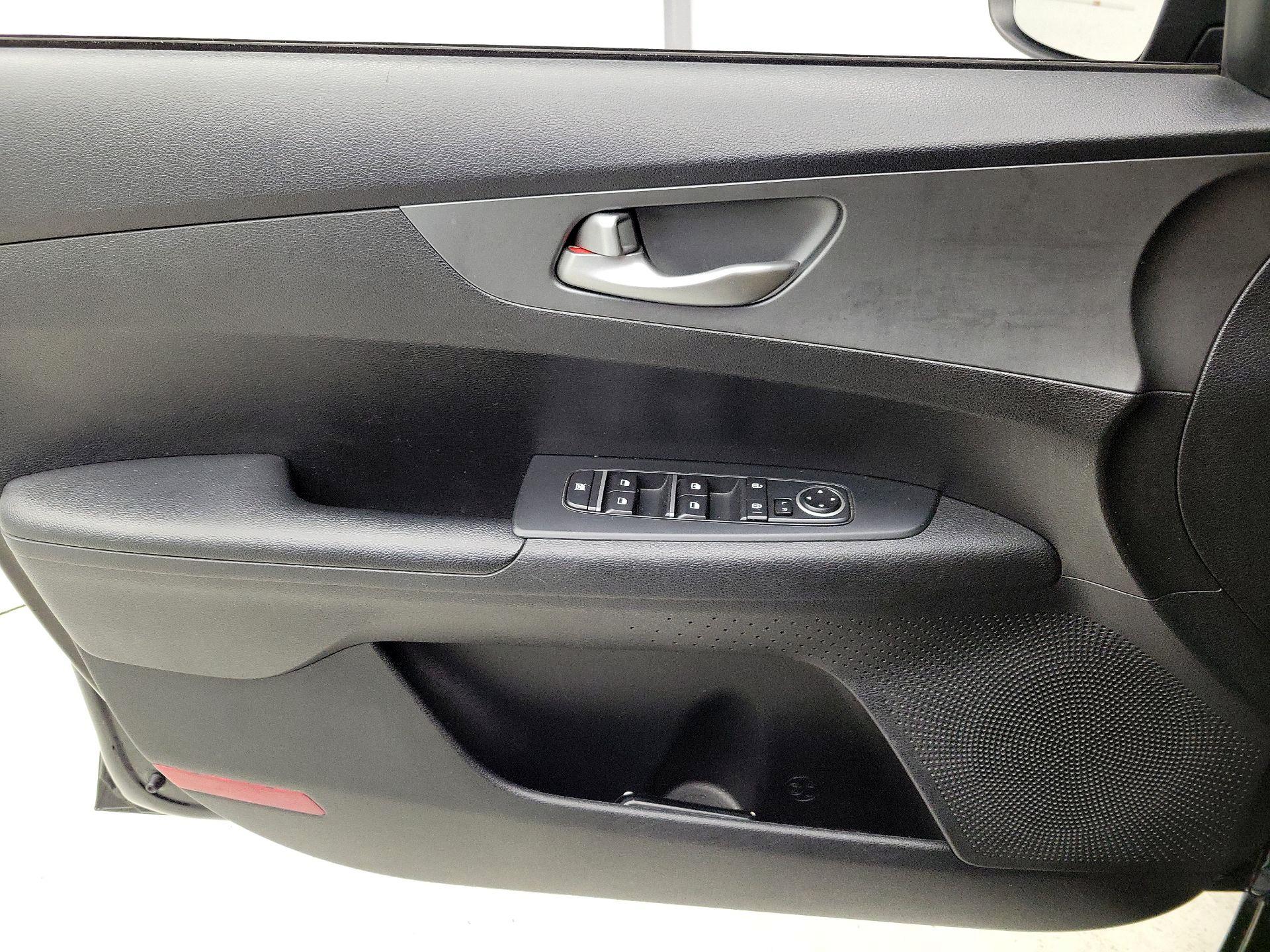 Thumbnail: 2019 Kia Forte - 12