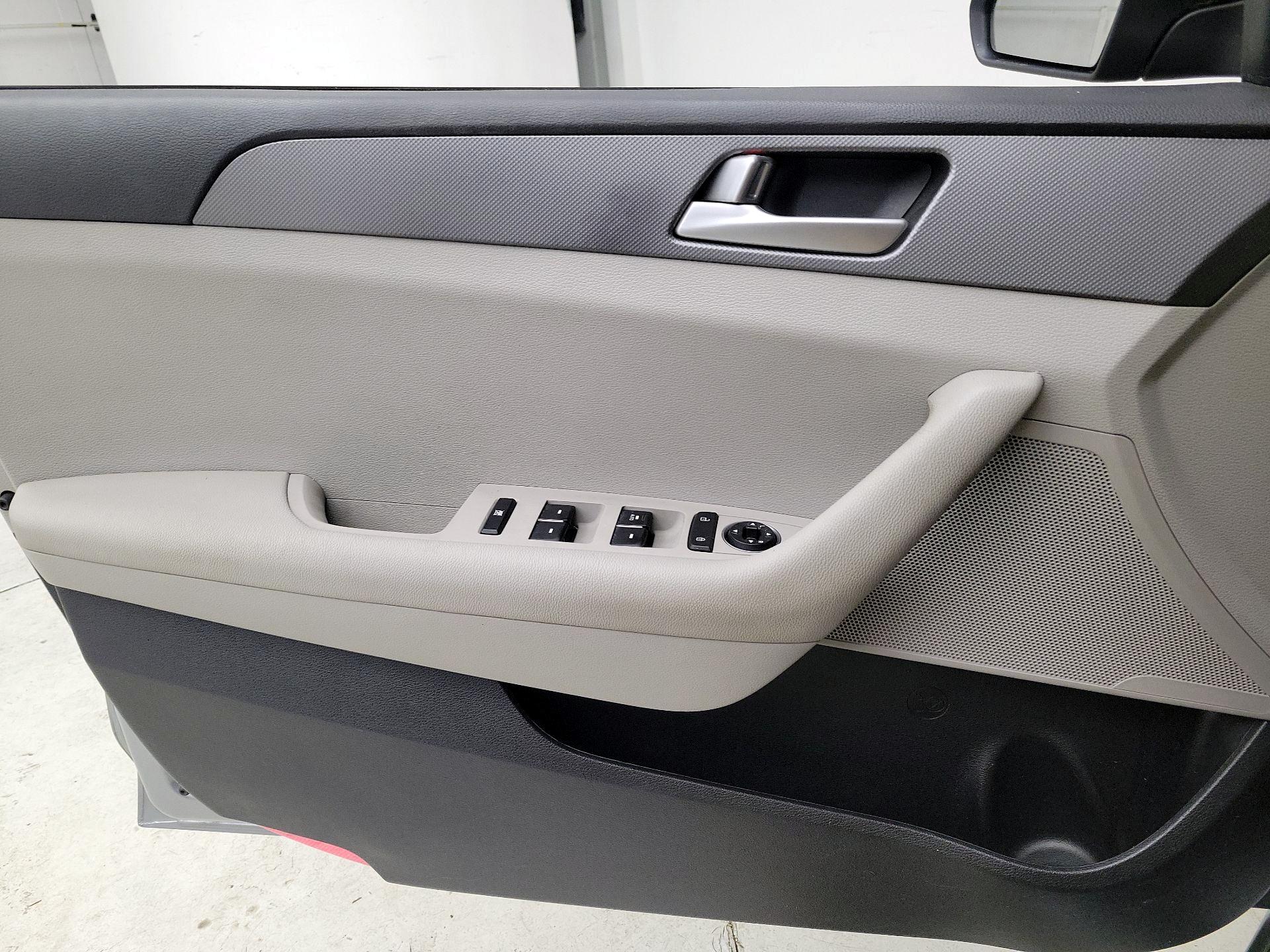 Thumbnail: 2016 Hyundai Sonata - 12