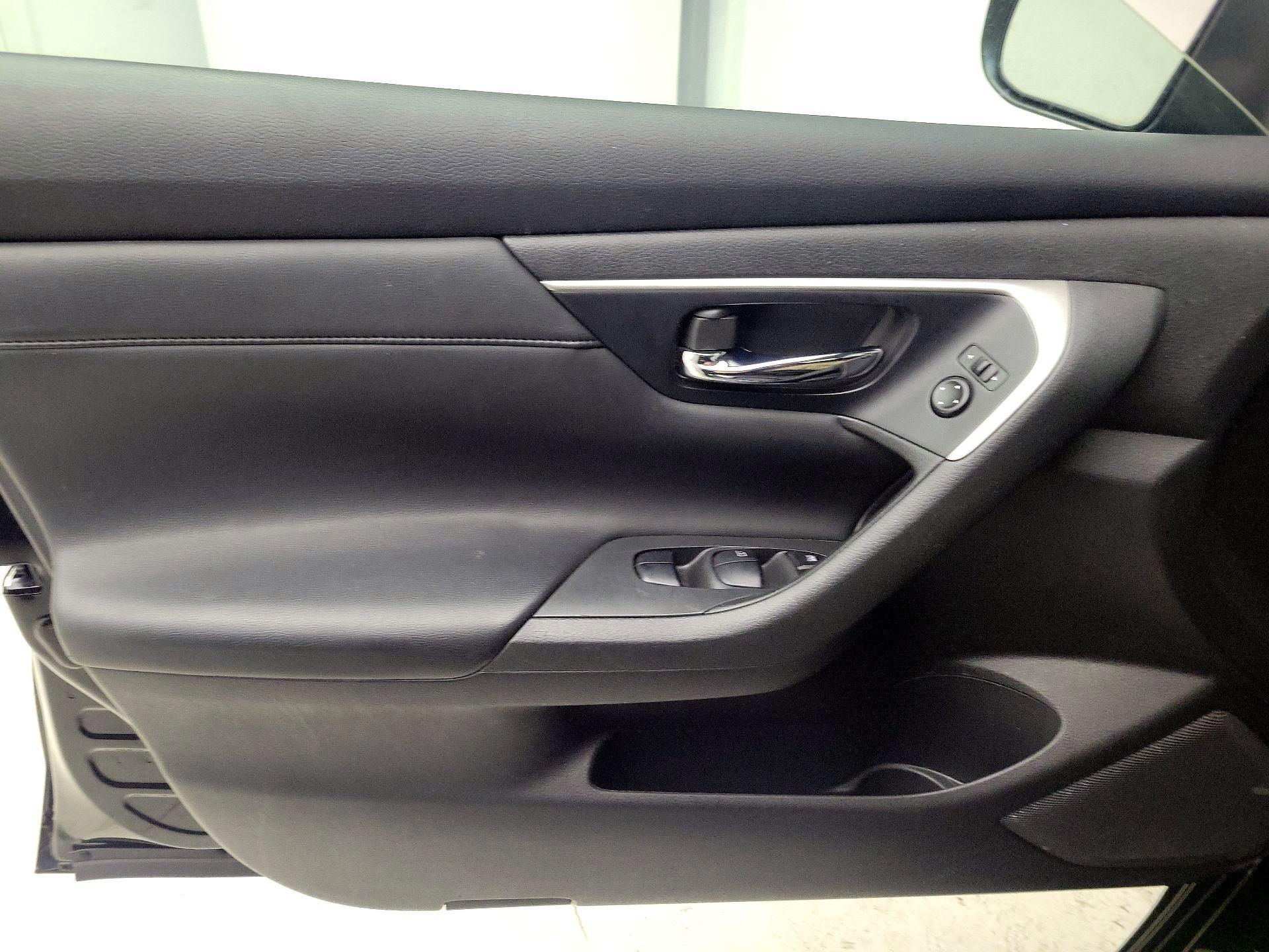 Thumbnail: 2015 Nissan Altima - 12