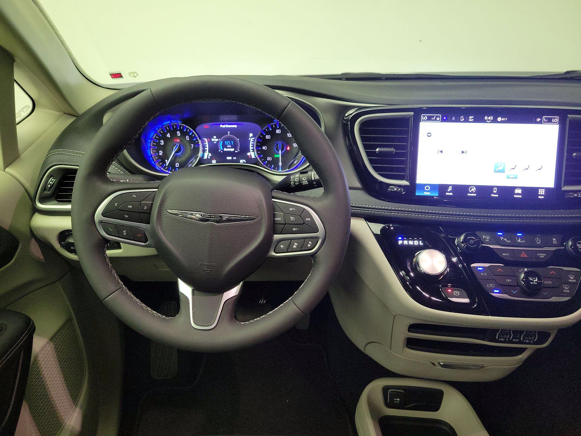 Thumbnail: 2023 Chrysler Pacifica - 10