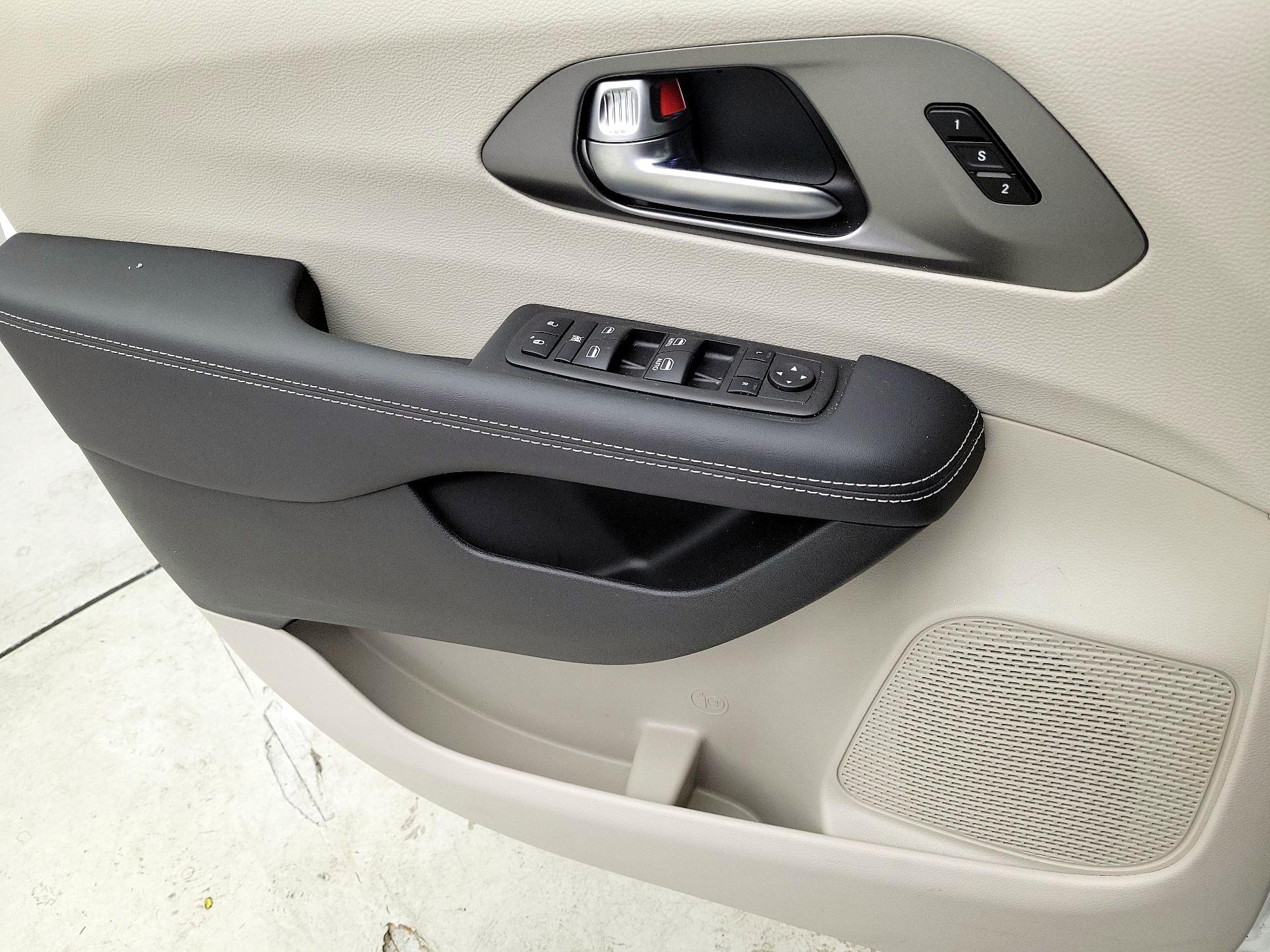 Thumbnail: 2023 Chrysler Pacifica - 12