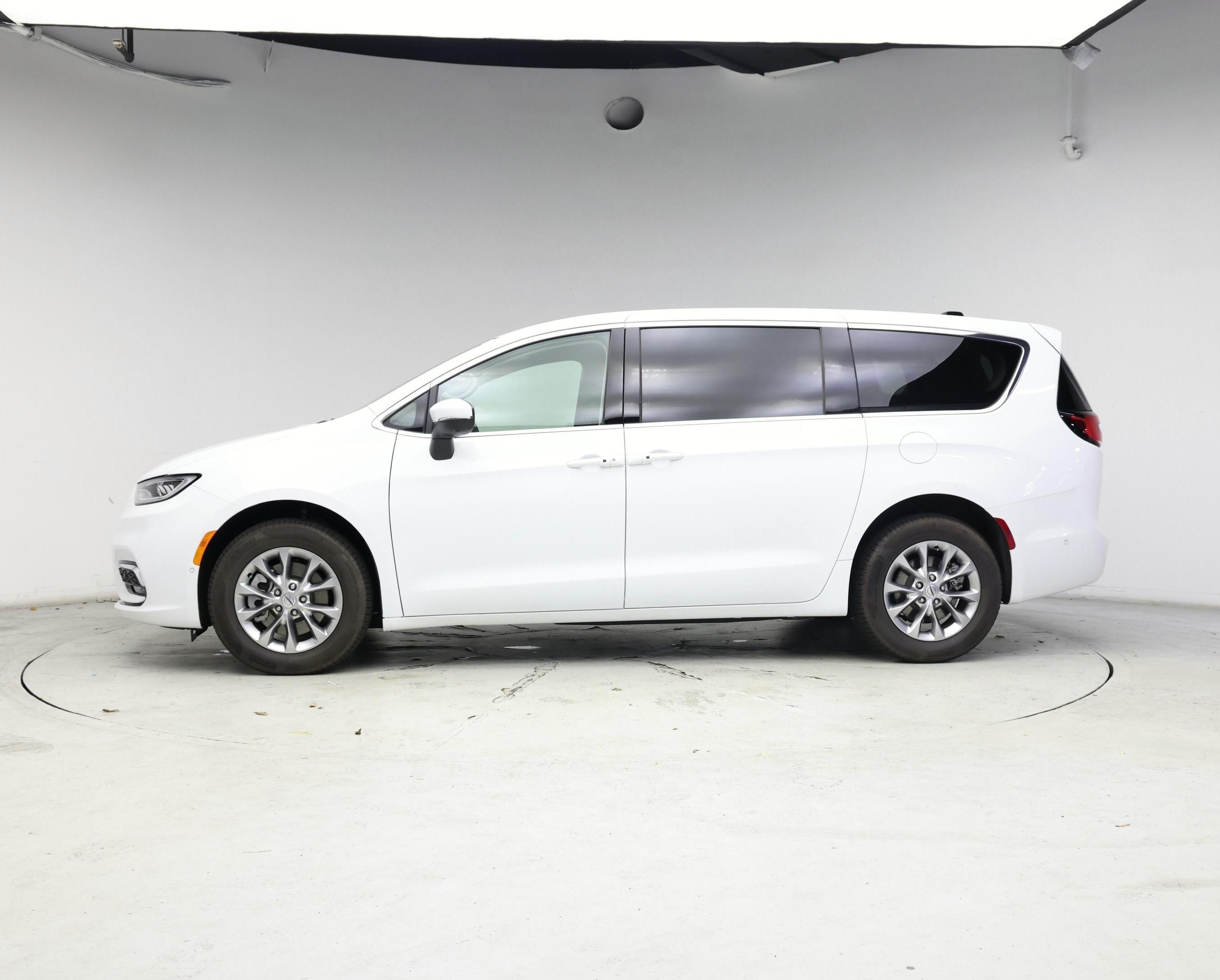 Thumbnail: 2023 Chrysler Pacifica - 3