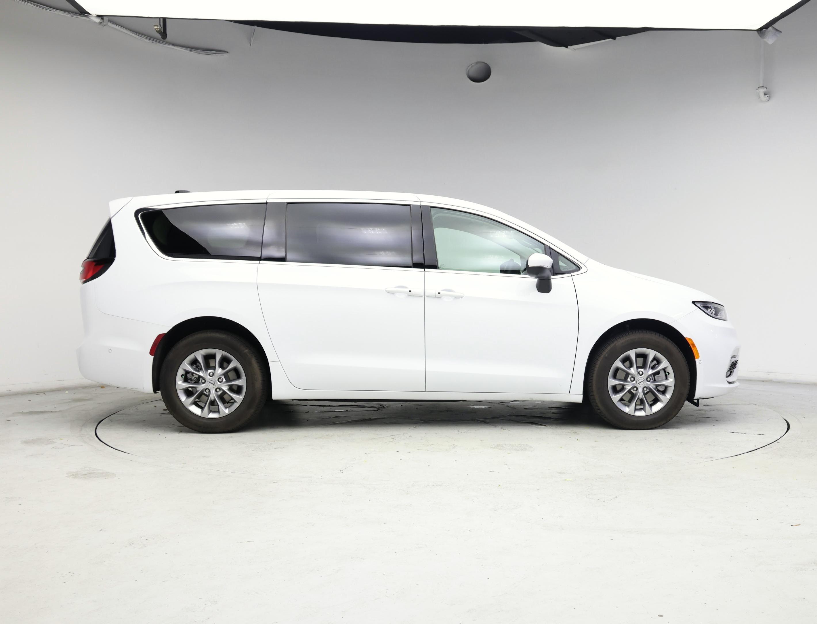 Thumbnail: 2023 Chrysler Pacifica - 7