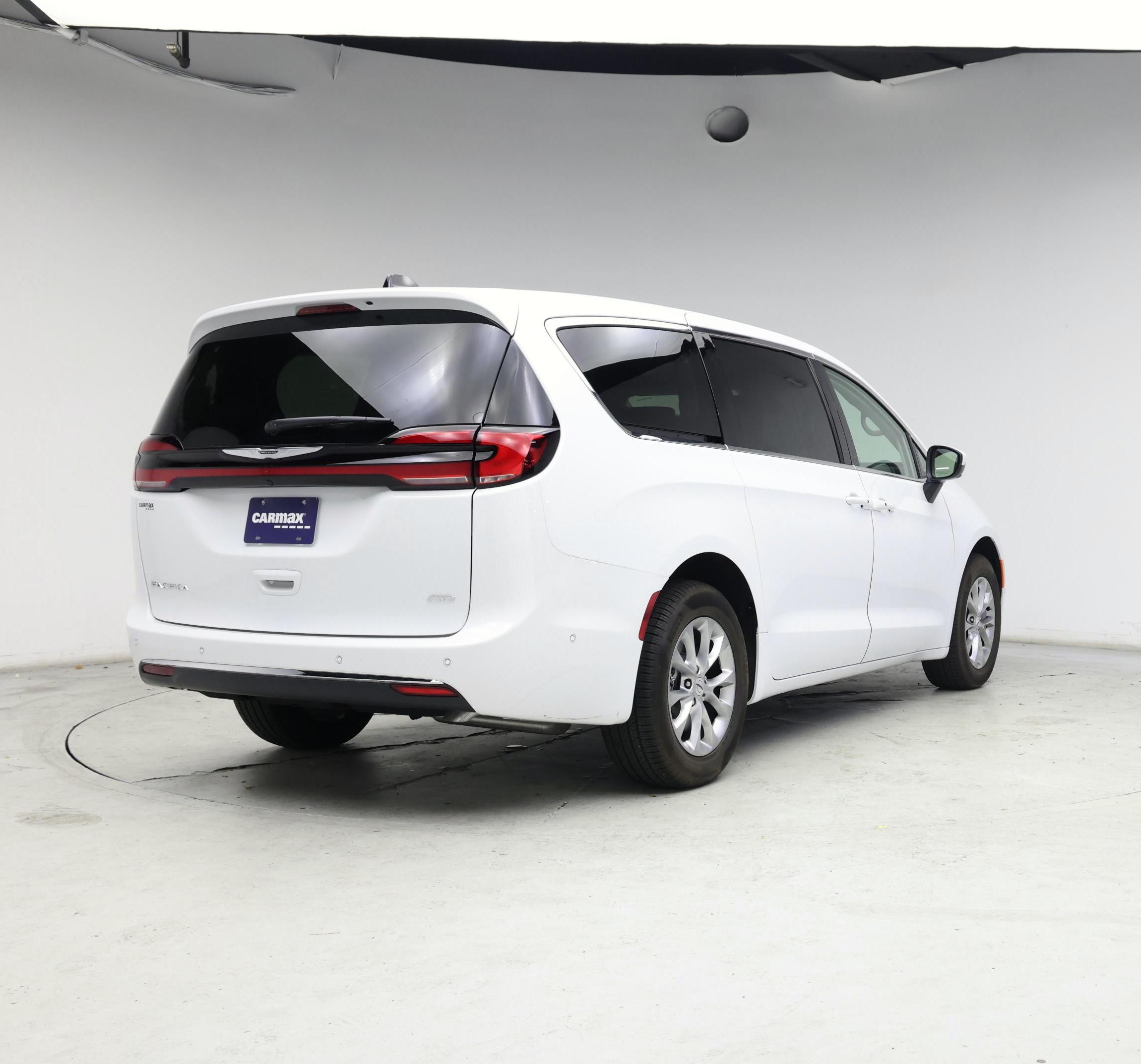 Thumbnail: 2023 Chrysler Pacifica - 8