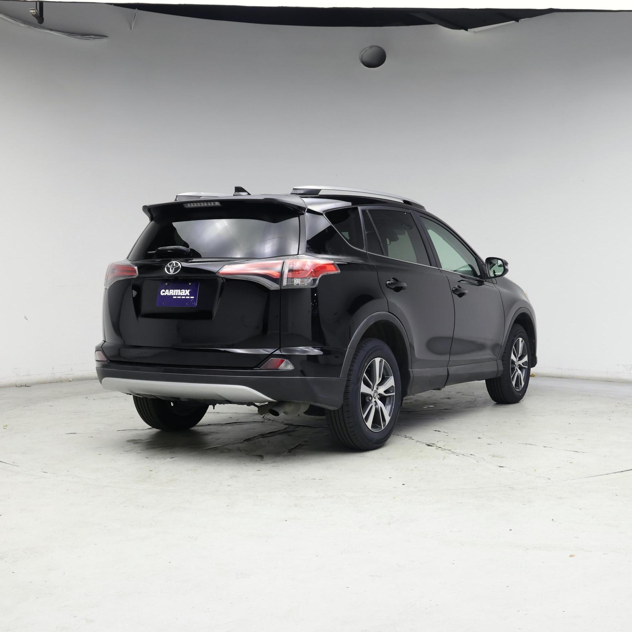 Thumbnail: 2017 Toyota RAV4 - 8