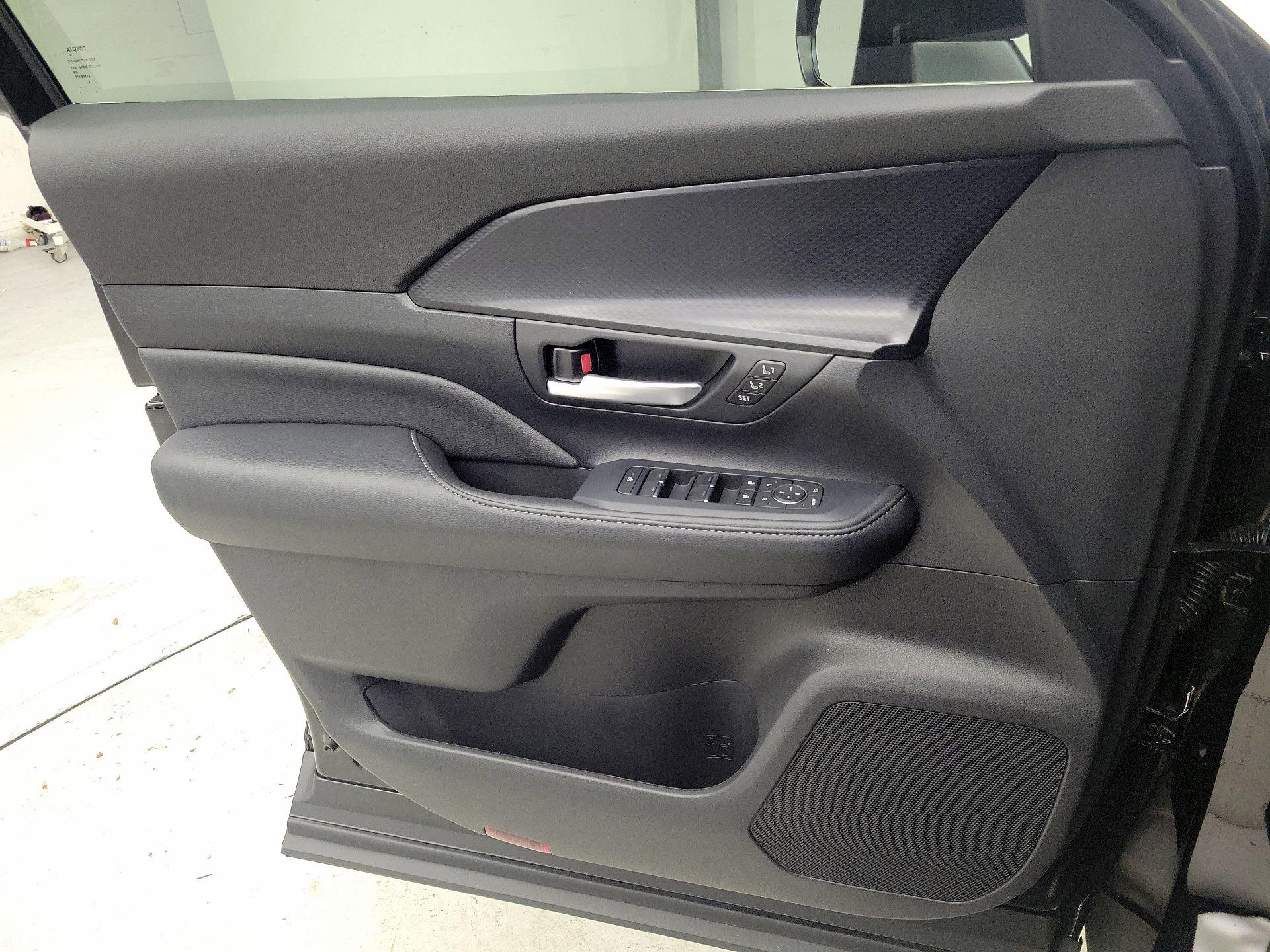 Thumbnail: 2024 Toyota Highlander - 12