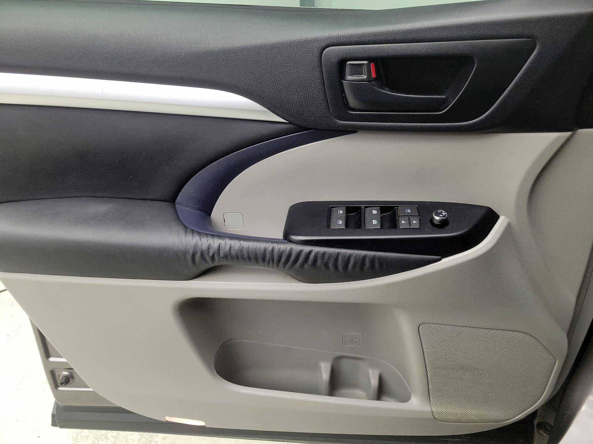 Thumbnail: 2015 Toyota Highlander - 12