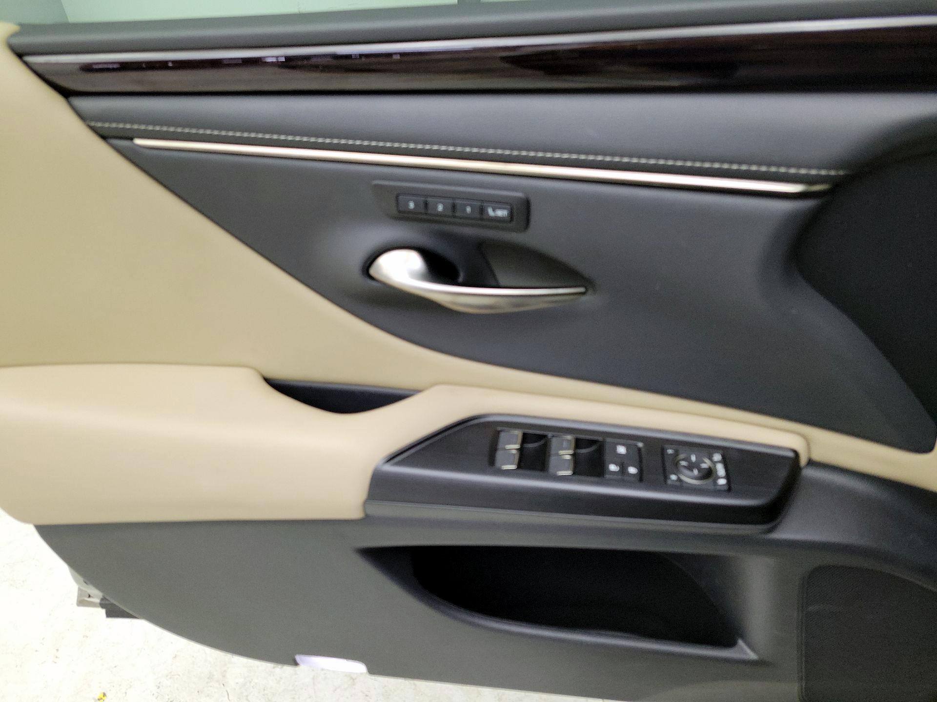 Thumbnail: 2021 Lexus ES - 12
