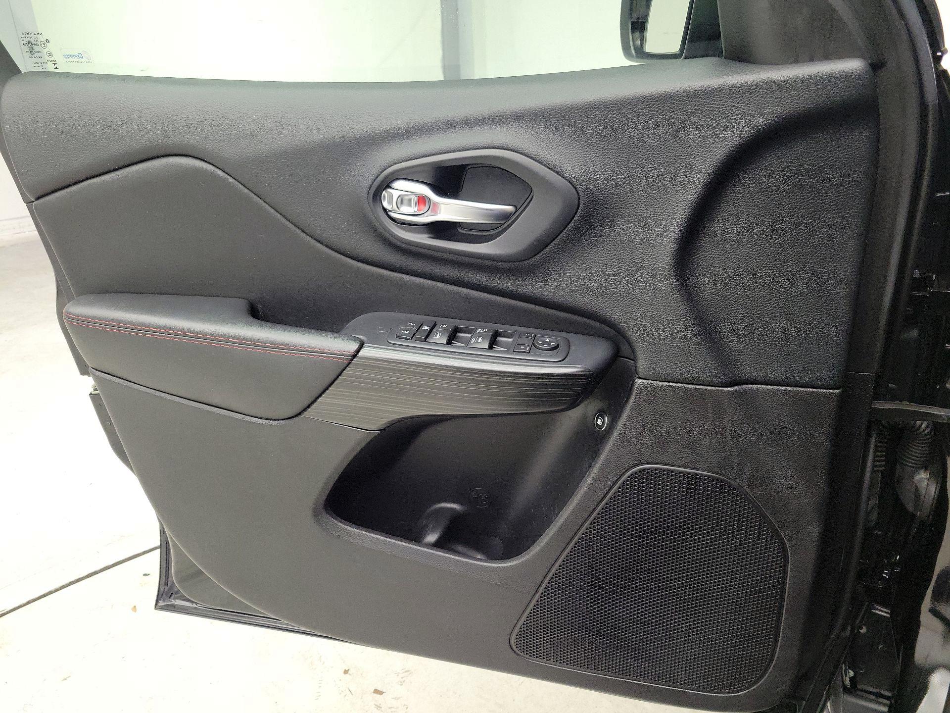 Thumbnail: 2016 Jeep Cherokee - 12