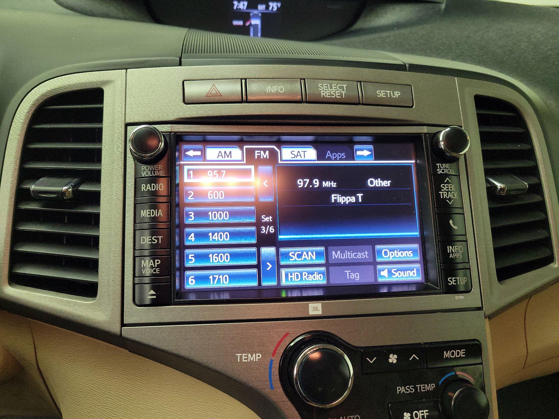 Thumbnail: 2014 Toyota Venza - 16