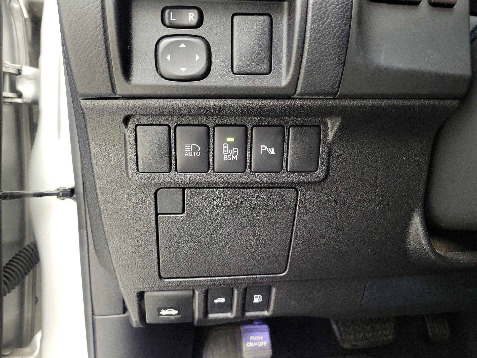 Thumbnail: 2015 Lexus ES - 13