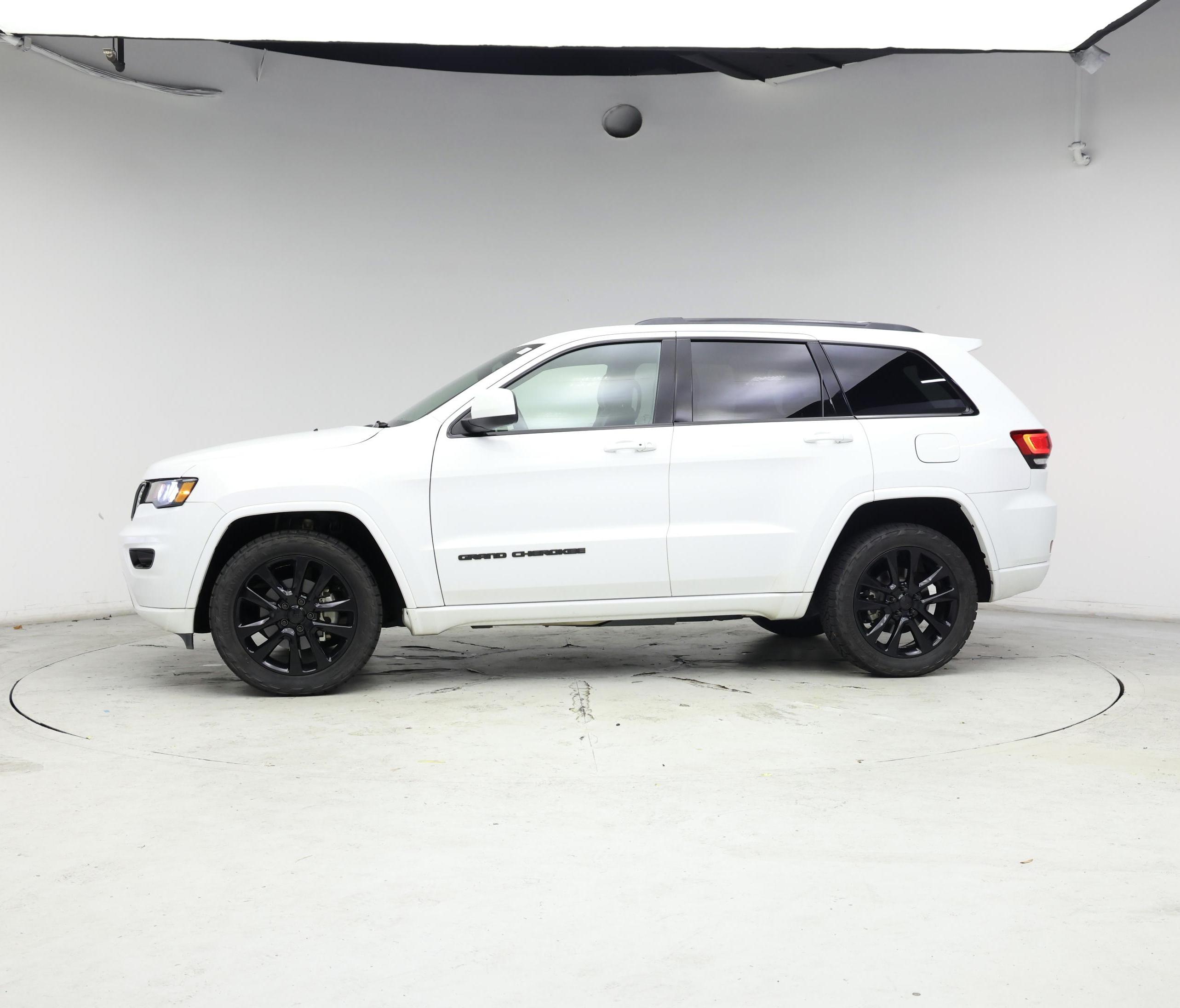 Thumbnail: 2018 Jeep Grand Cherokee - 3