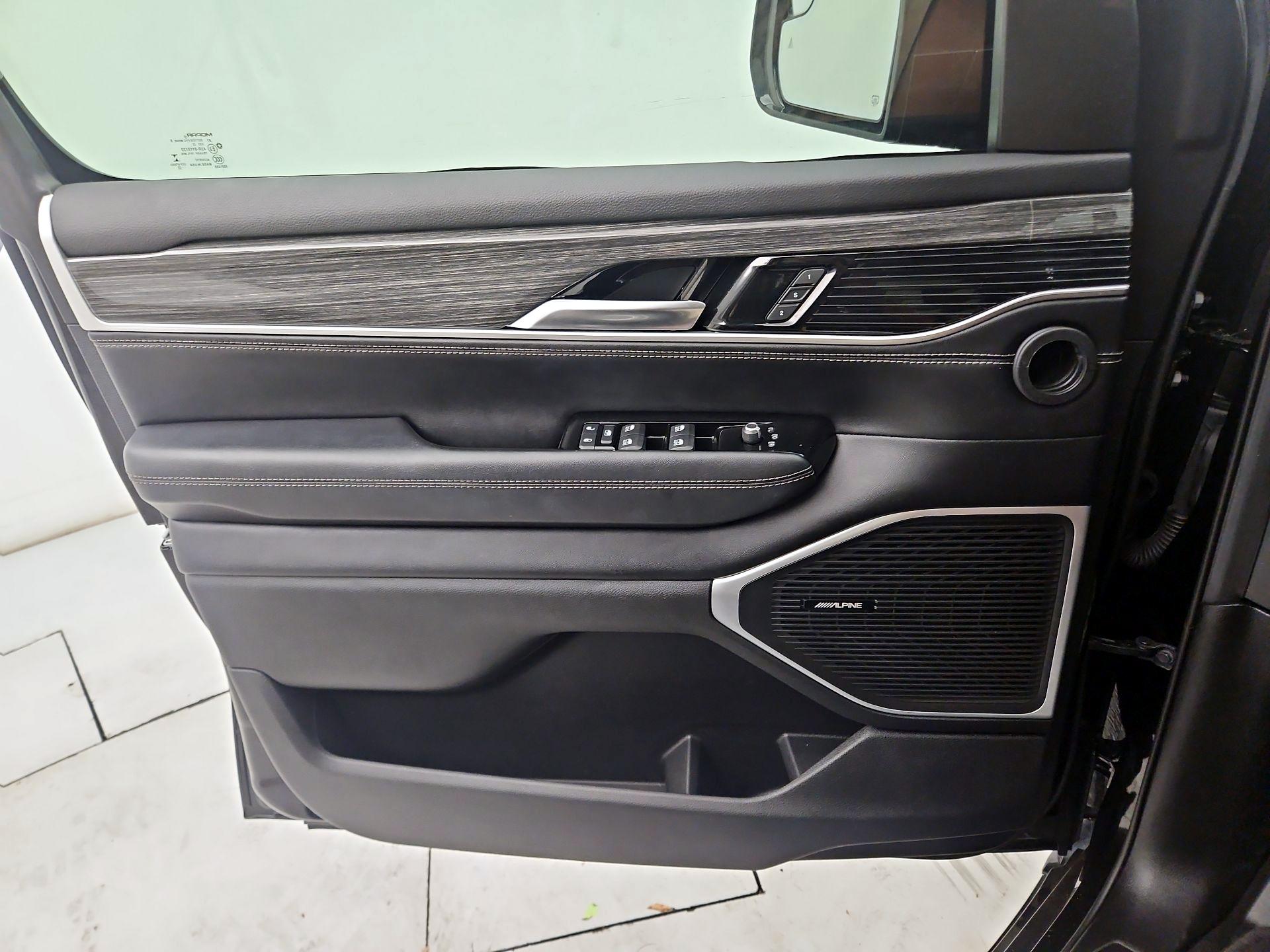 Thumbnail: 2022 Jeep Wagoneer - 12