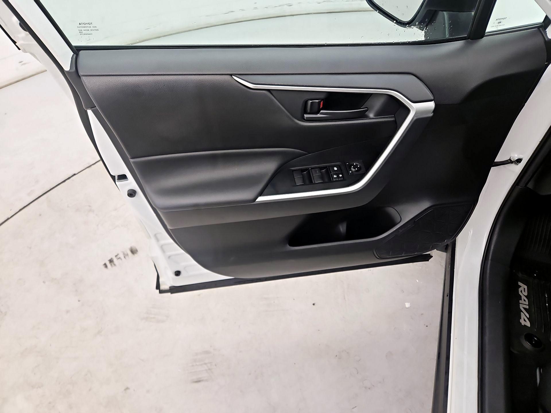 Thumbnail: 2020 Toyota RAV4 - 12