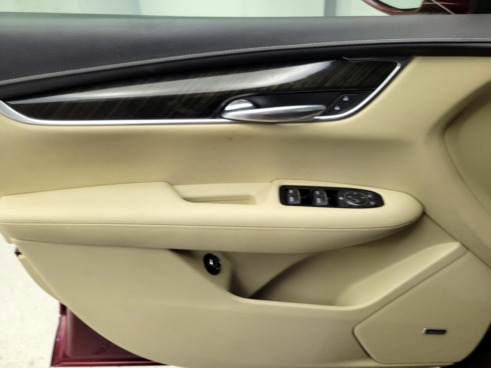 Thumbnail: 2017 Cadillac XT5 - 12