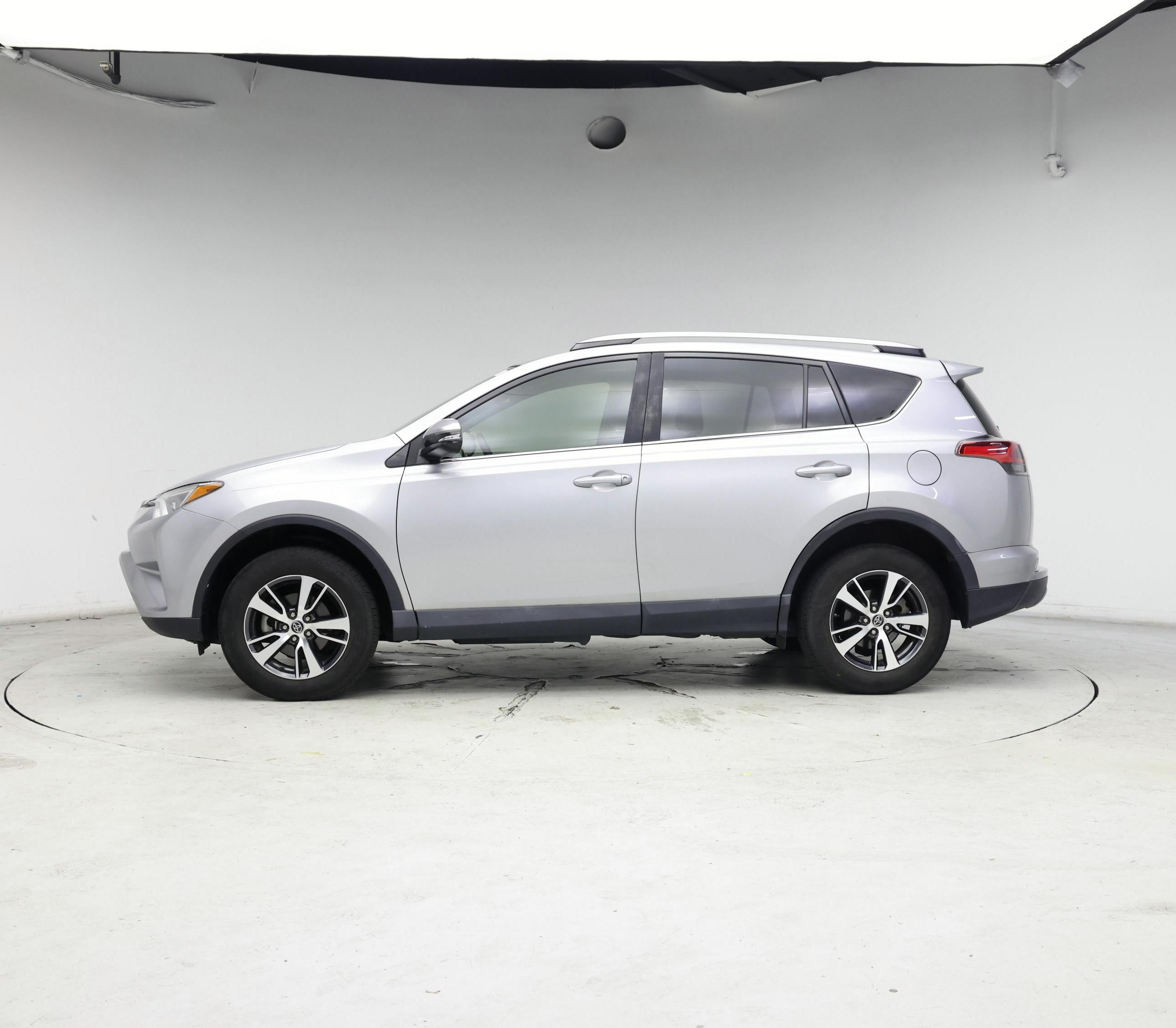 Thumbnail: 2018 Toyota RAV4 - 3