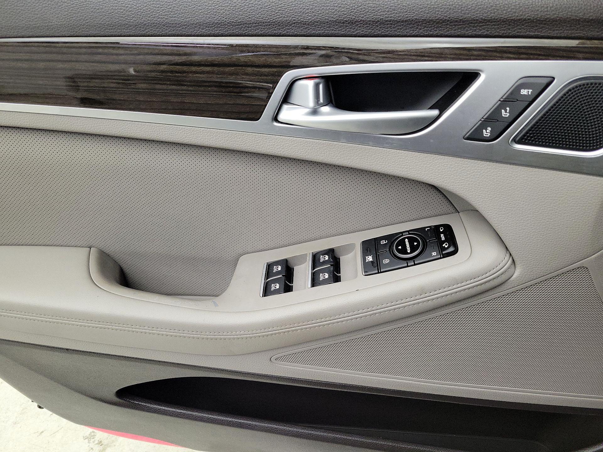 Thumbnail: 2015 Hyundai Genesis - 12