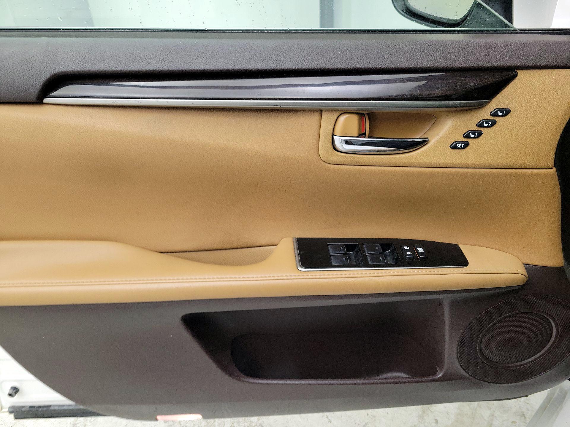 Thumbnail: 2018 Lexus ES - 12