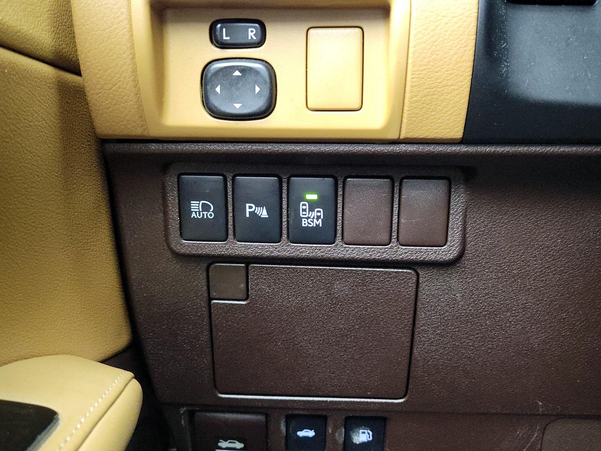 Thumbnail: 2018 Lexus ES - 13