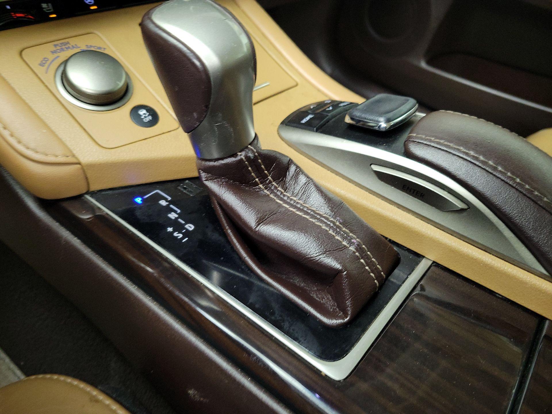 Thumbnail: 2018 Lexus ES - 17