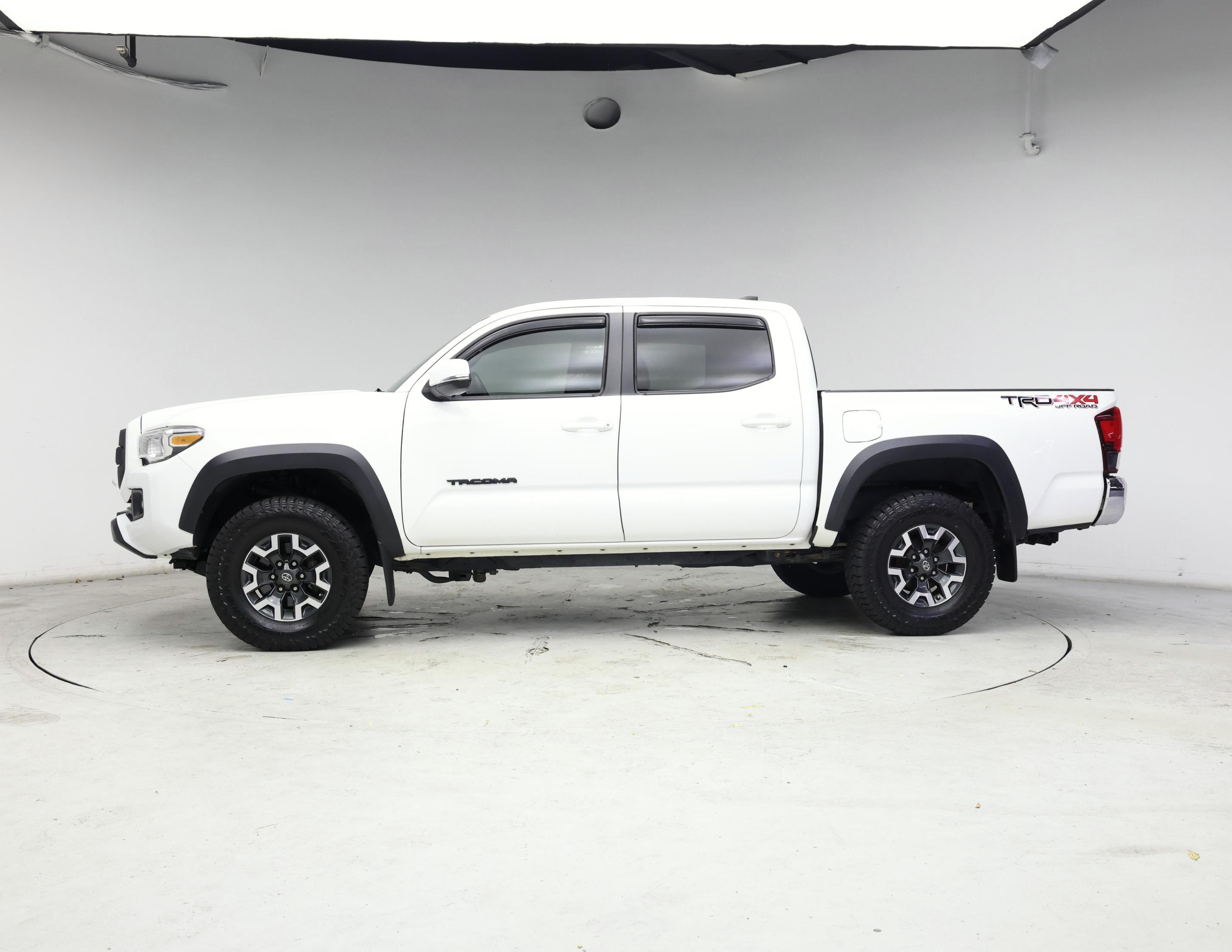 Thumbnail: 2018 Toyota Tacoma - 3