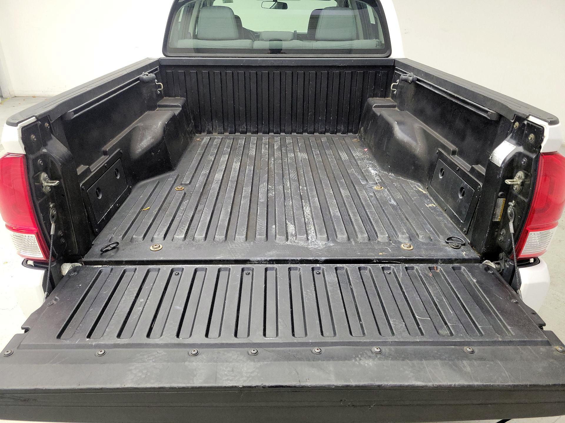 Thumbnail: 2016 Toyota Tacoma - 20