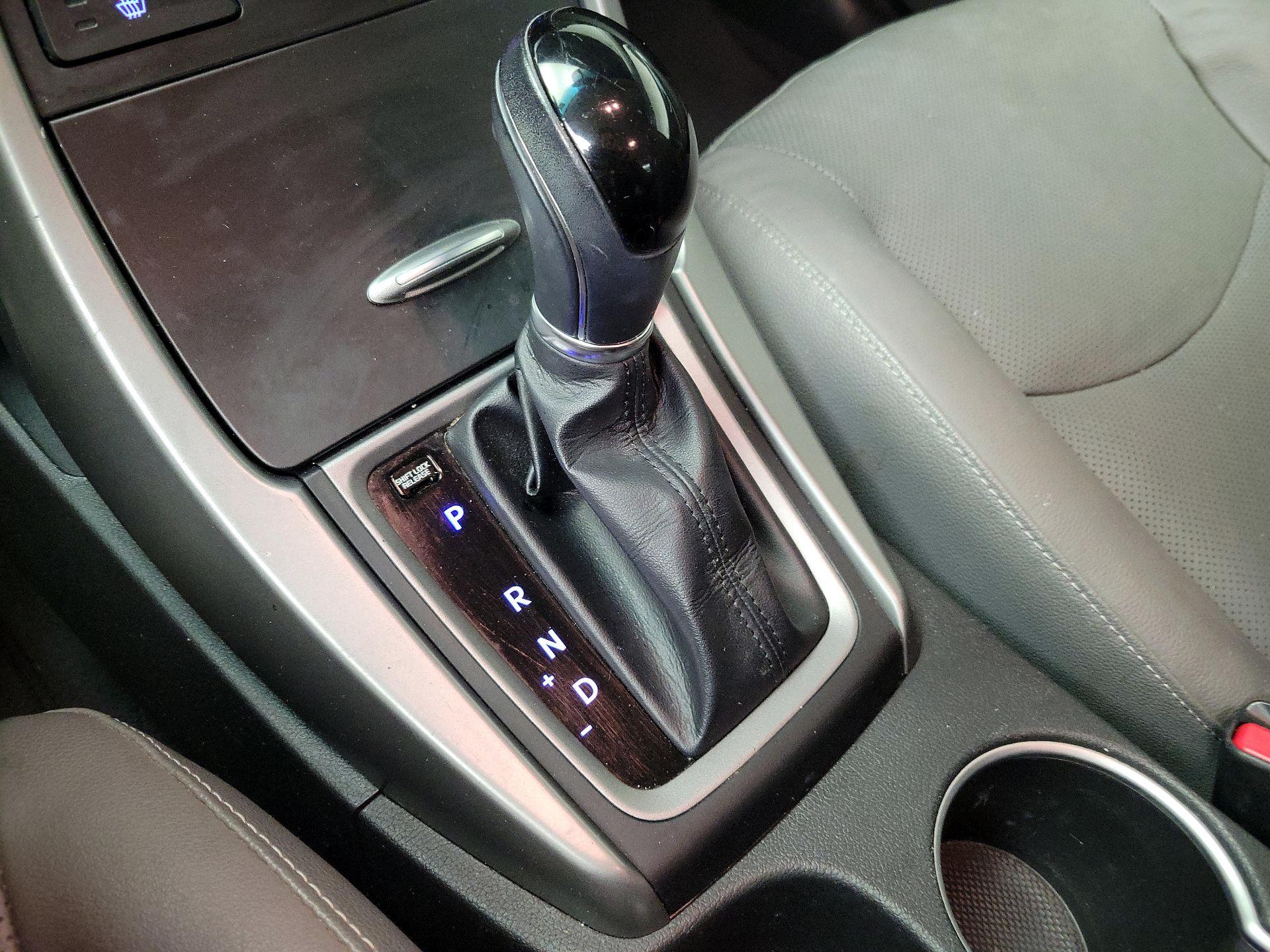 Thumbnail: 2015 Hyundai Elantra - 17
