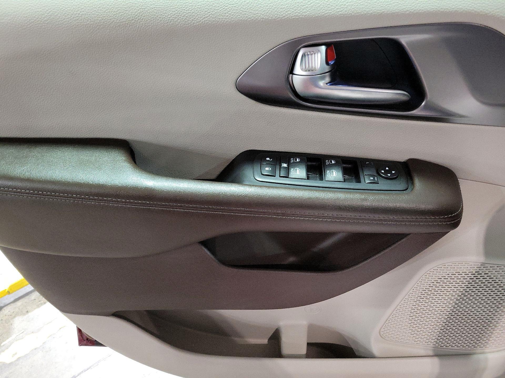 Thumbnail: 2019 Chrysler Pacifica - 12