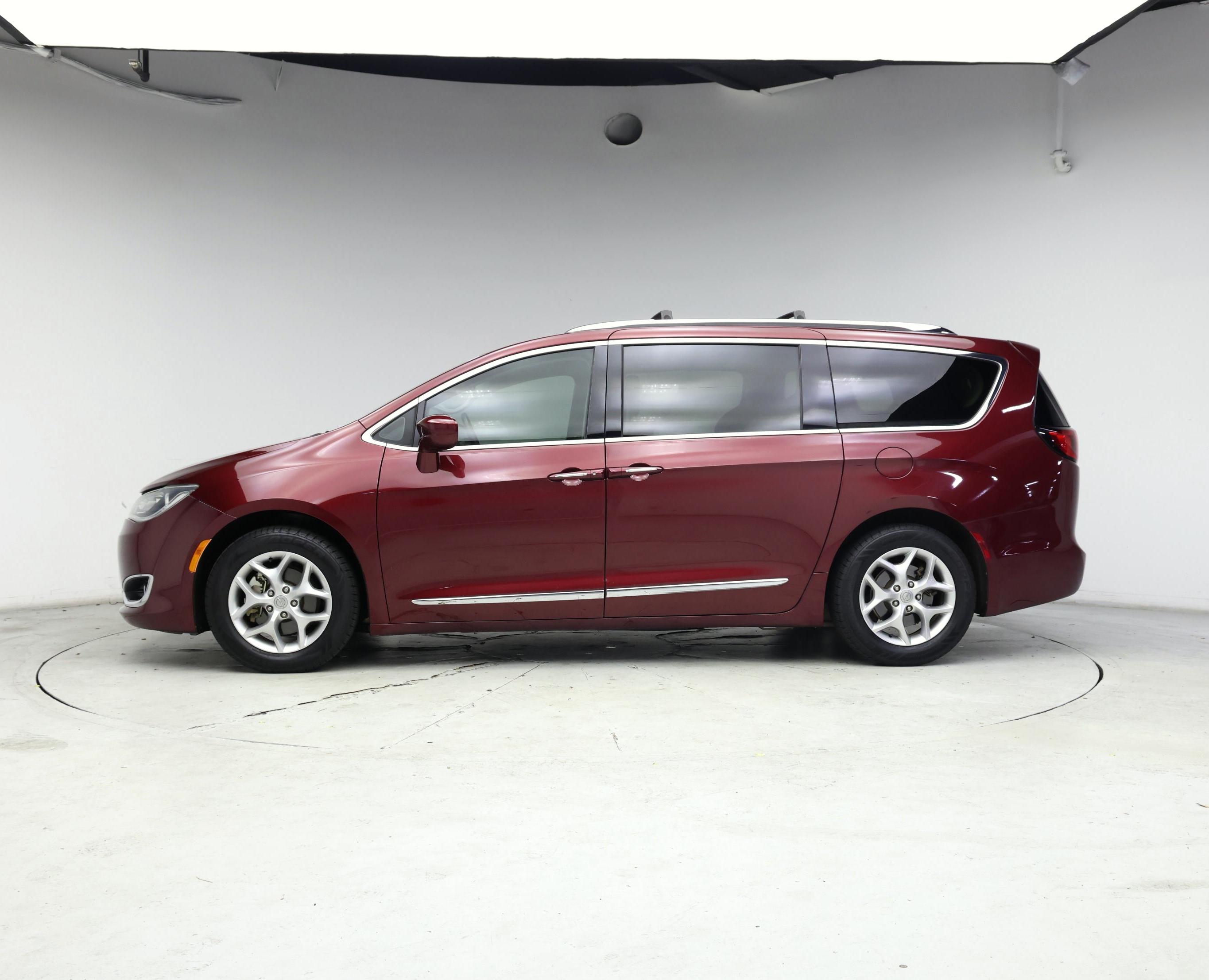 Thumbnail: 2019 Chrysler Pacifica - 3