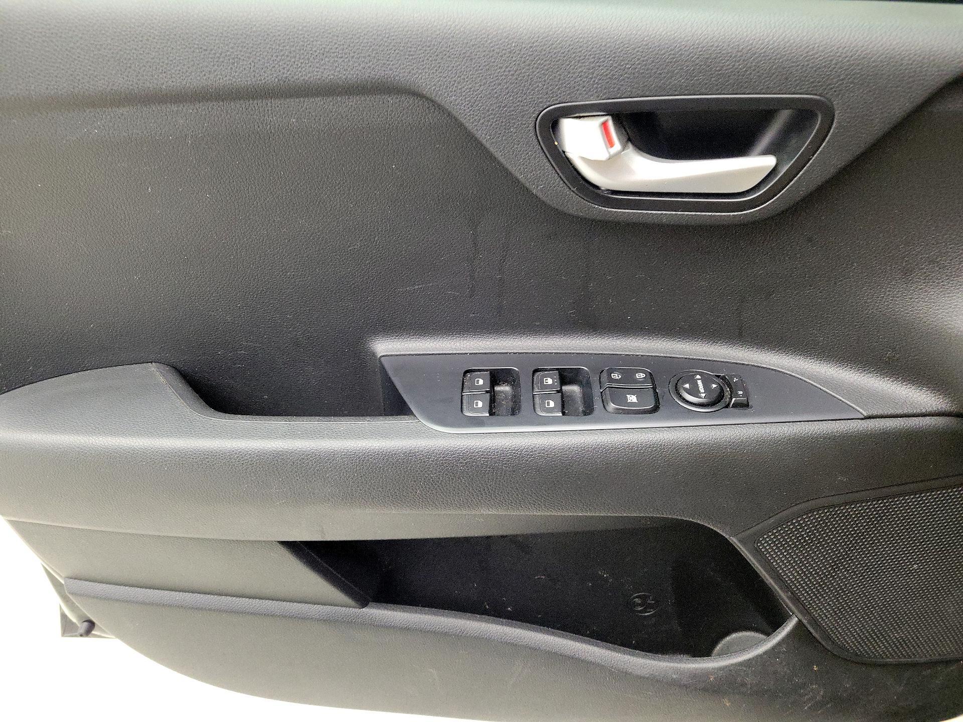 Thumbnail: 2019 Kia Rio - 12