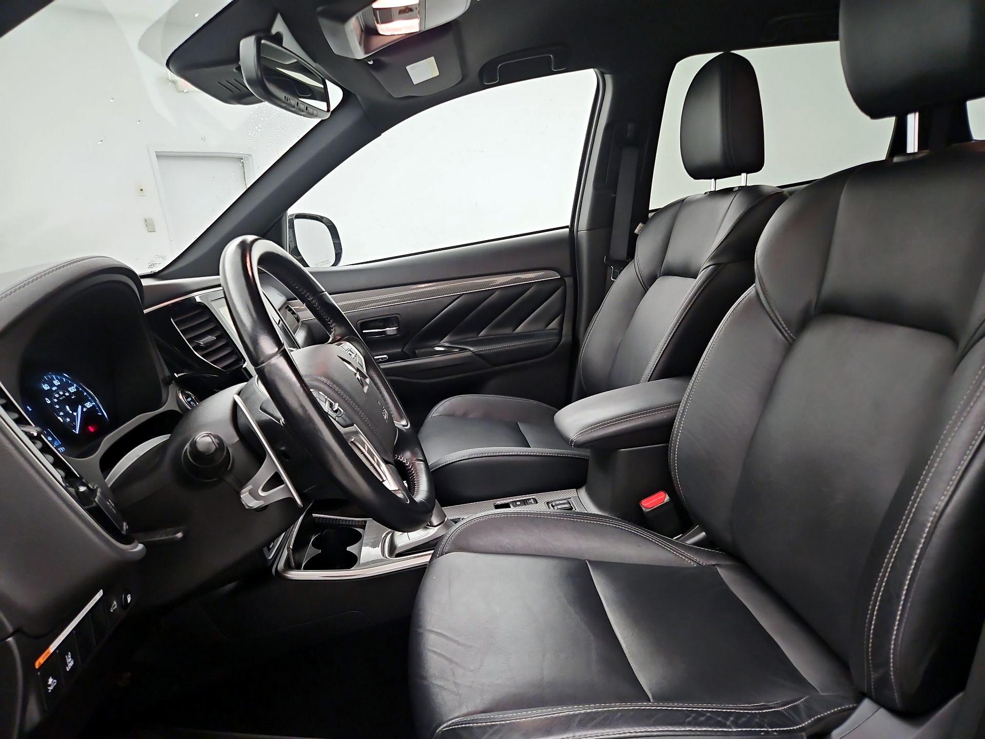 Thumbnail: 2021 Mitsubishi Outlander - 11