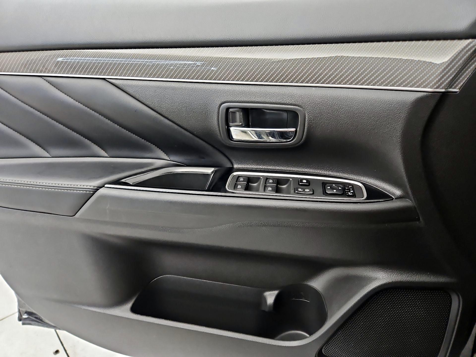 Thumbnail: 2021 Mitsubishi Outlander - 12