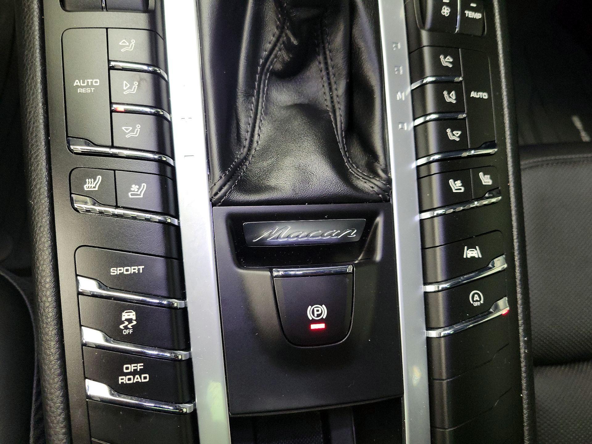 Thumbnail: 2020 Porsche Macan - 17