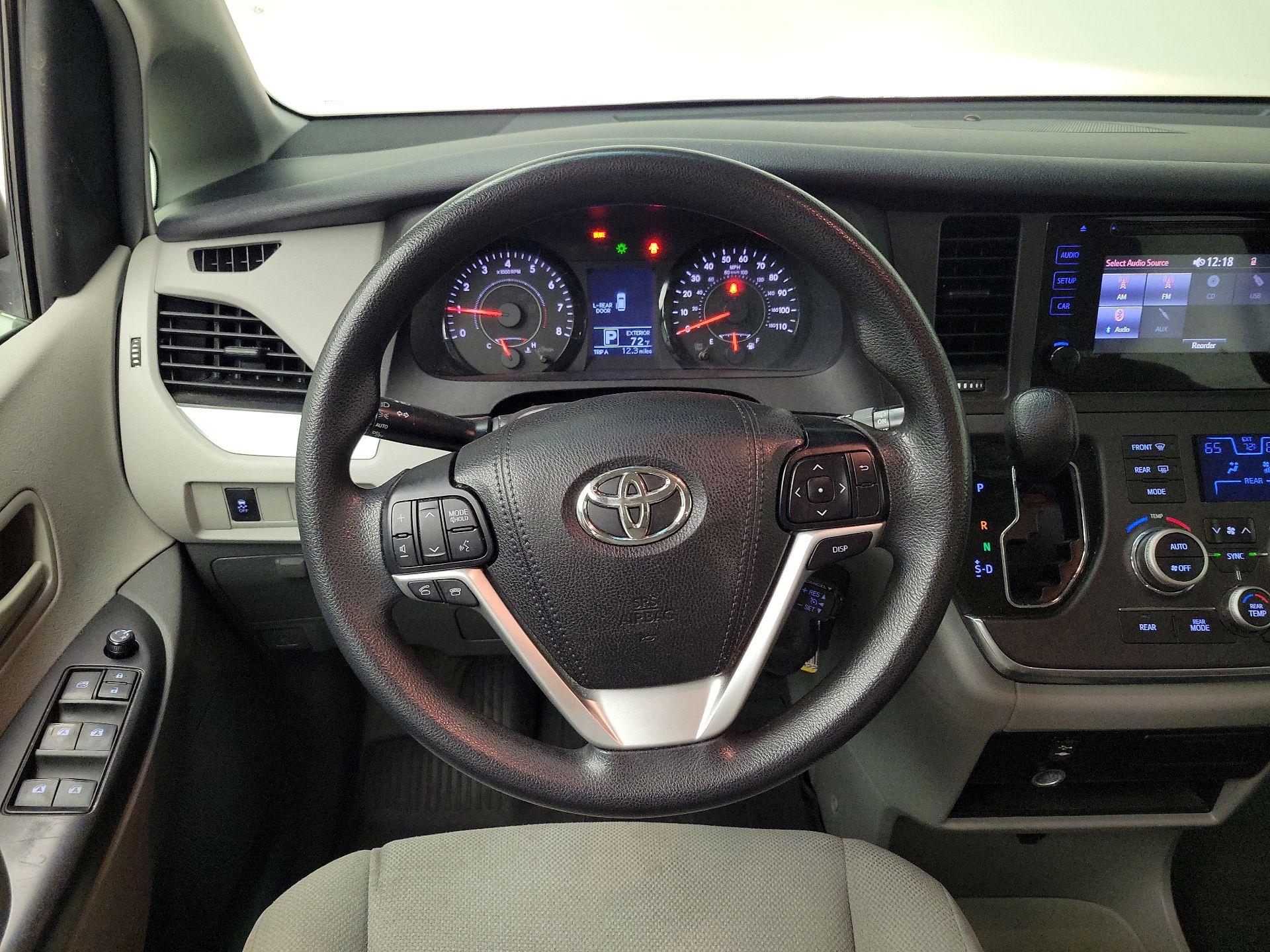 Thumbnail: 2017 Toyota Sienna - 10