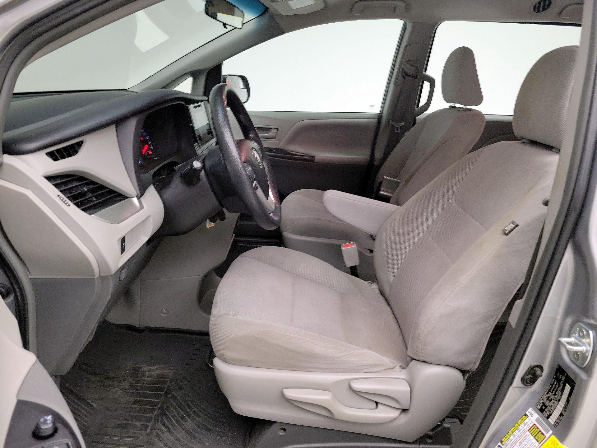 Thumbnail: 2017 Toyota Sienna - 11