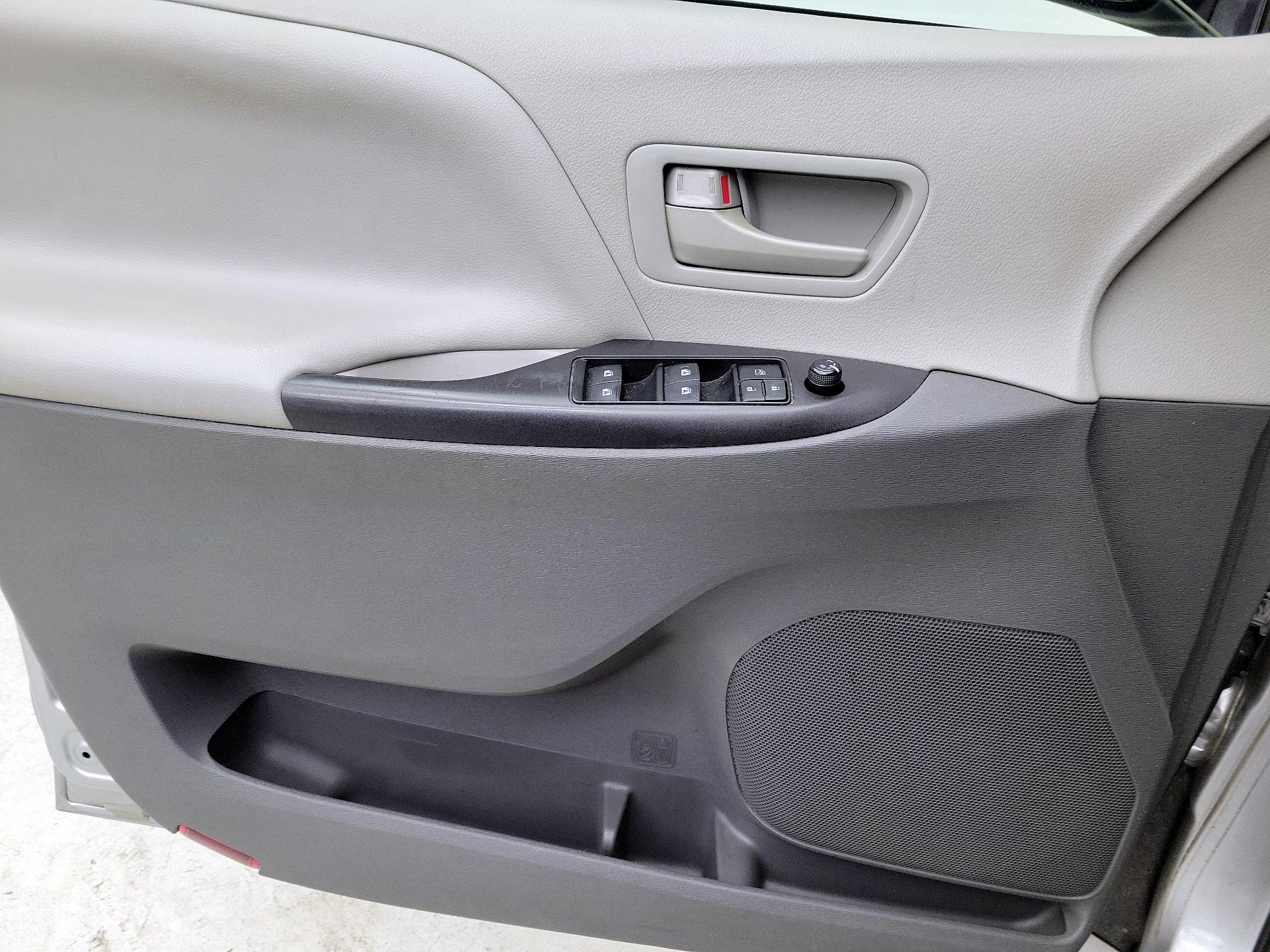 Thumbnail: 2017 Toyota Sienna - 12