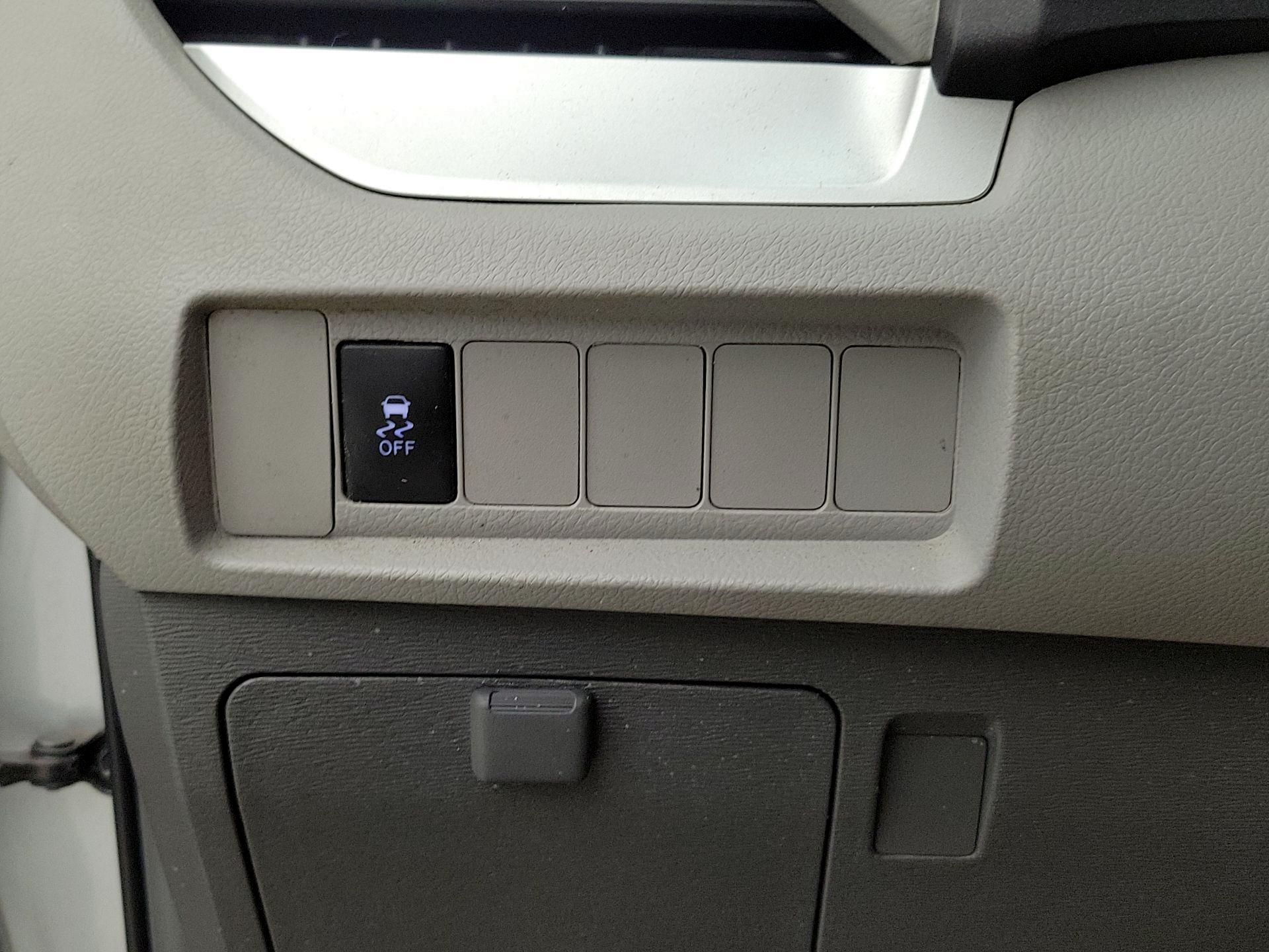 Thumbnail: 2017 Toyota Sienna - 13