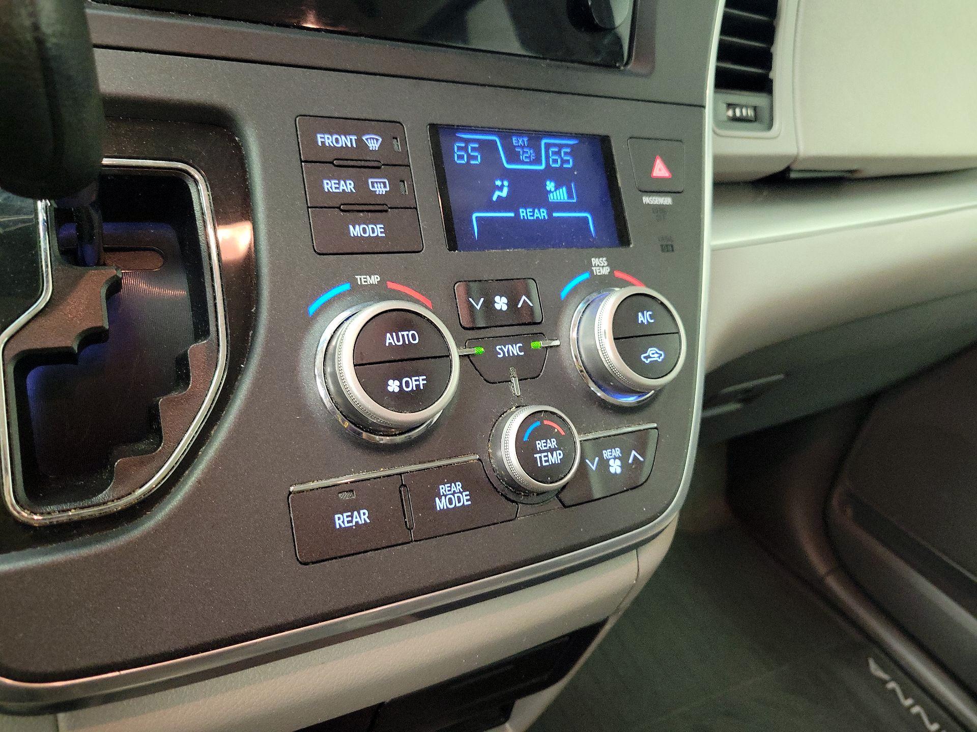 Thumbnail: 2017 Toyota Sienna - 16
