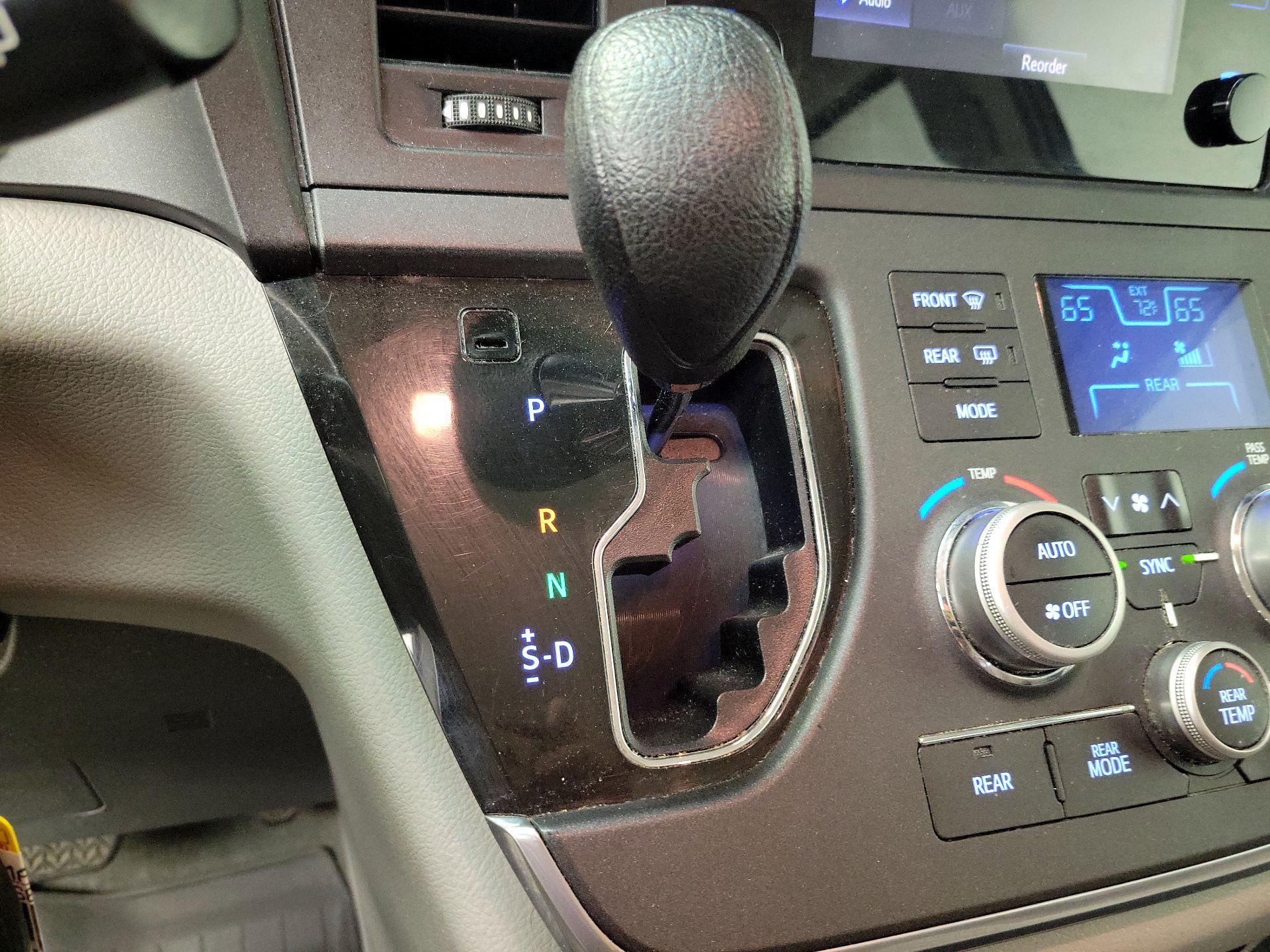 Thumbnail: 2017 Toyota Sienna - 17