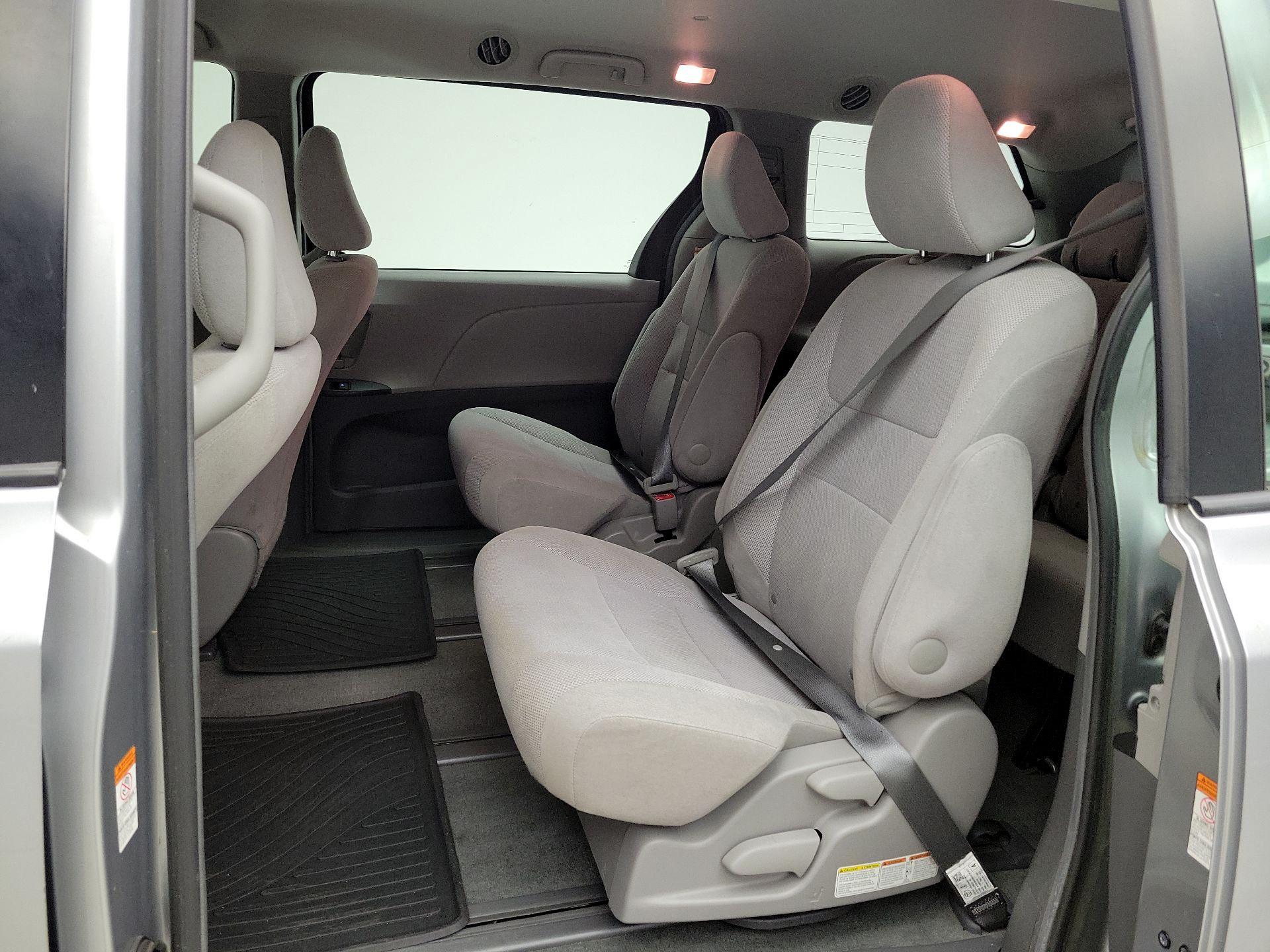 Thumbnail: 2017 Toyota Sienna - 19