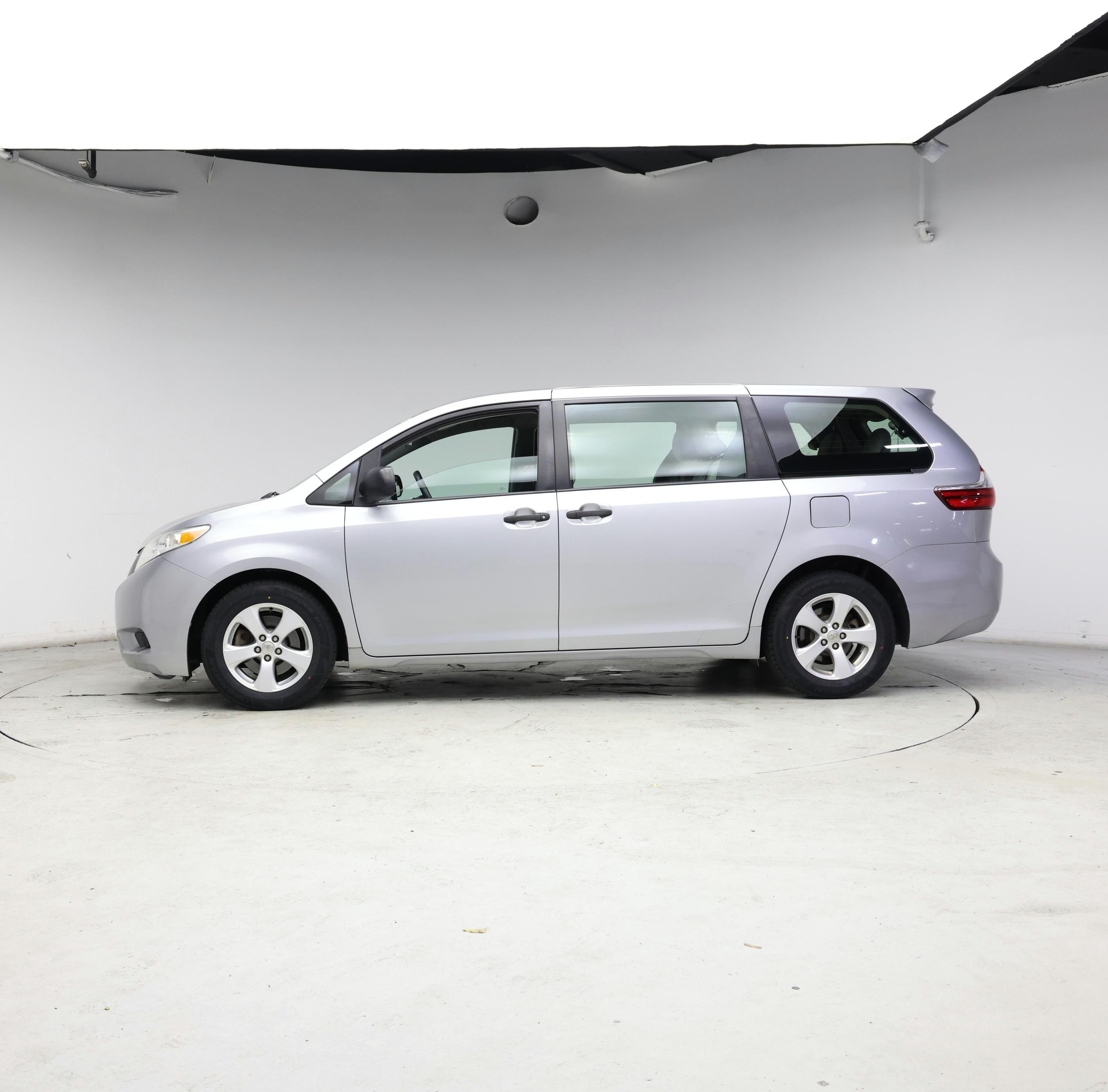 Thumbnail: 2017 Toyota Sienna - 3