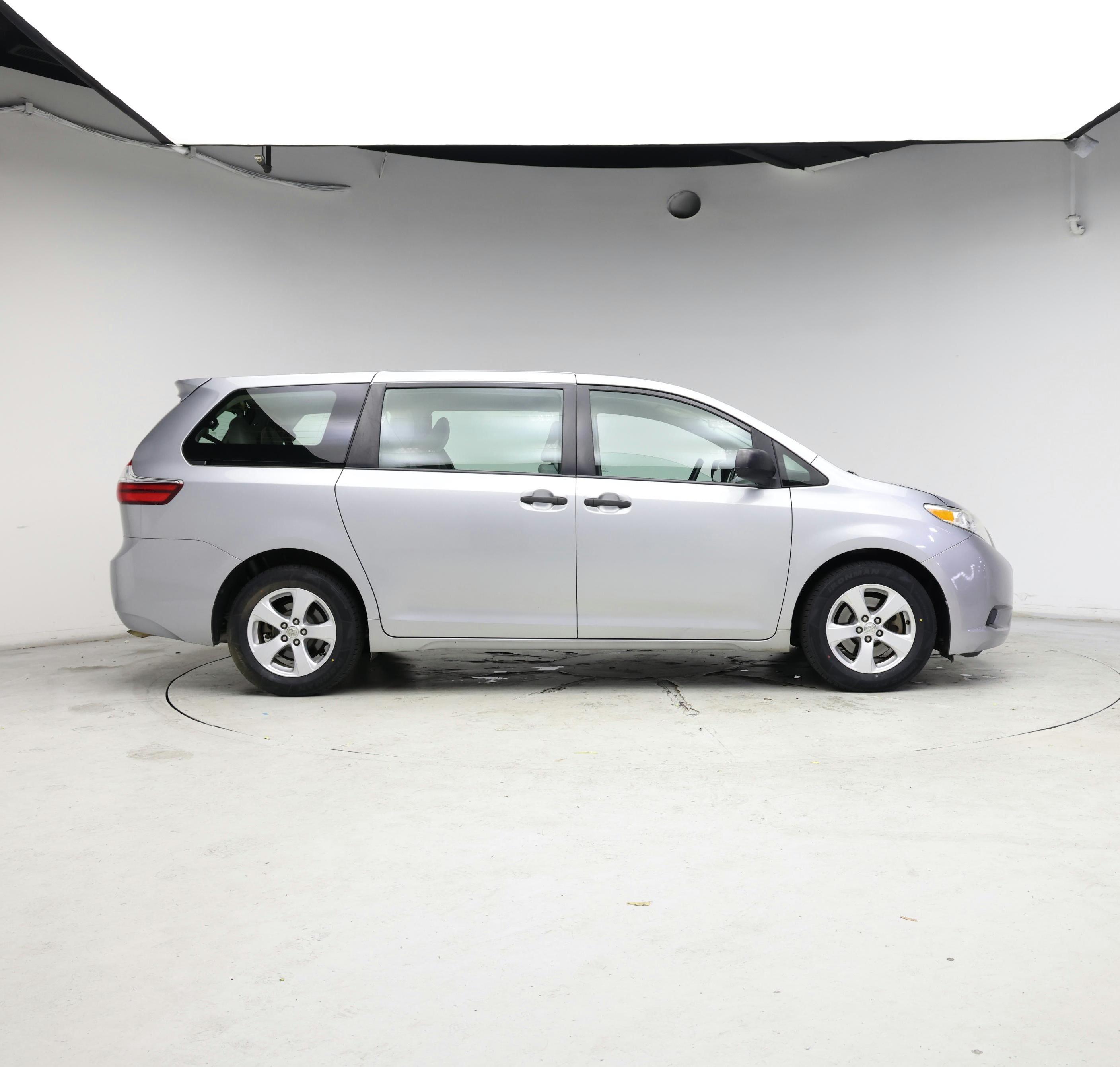 Thumbnail: 2017 Toyota Sienna - 7