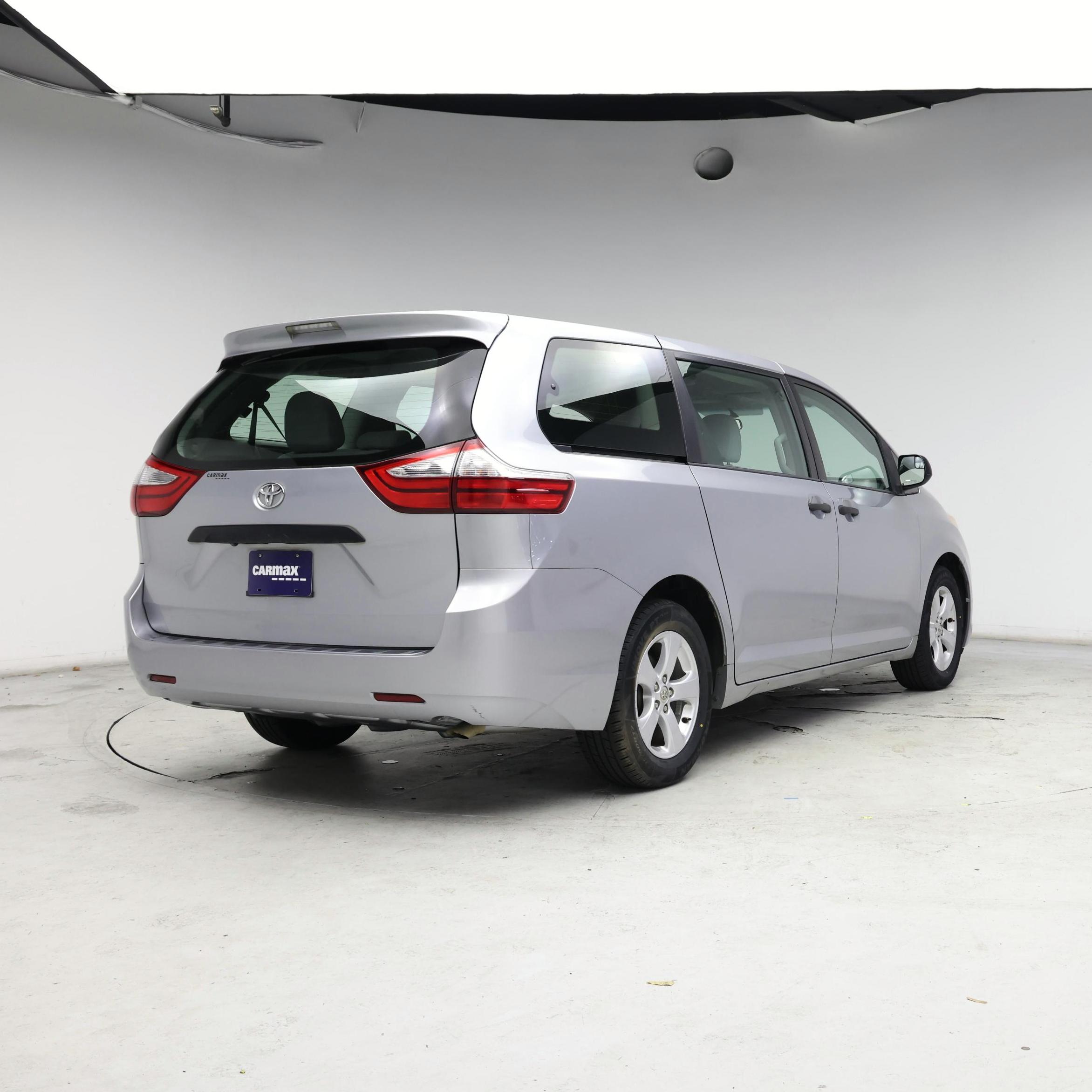 Thumbnail: 2017 Toyota Sienna - 8