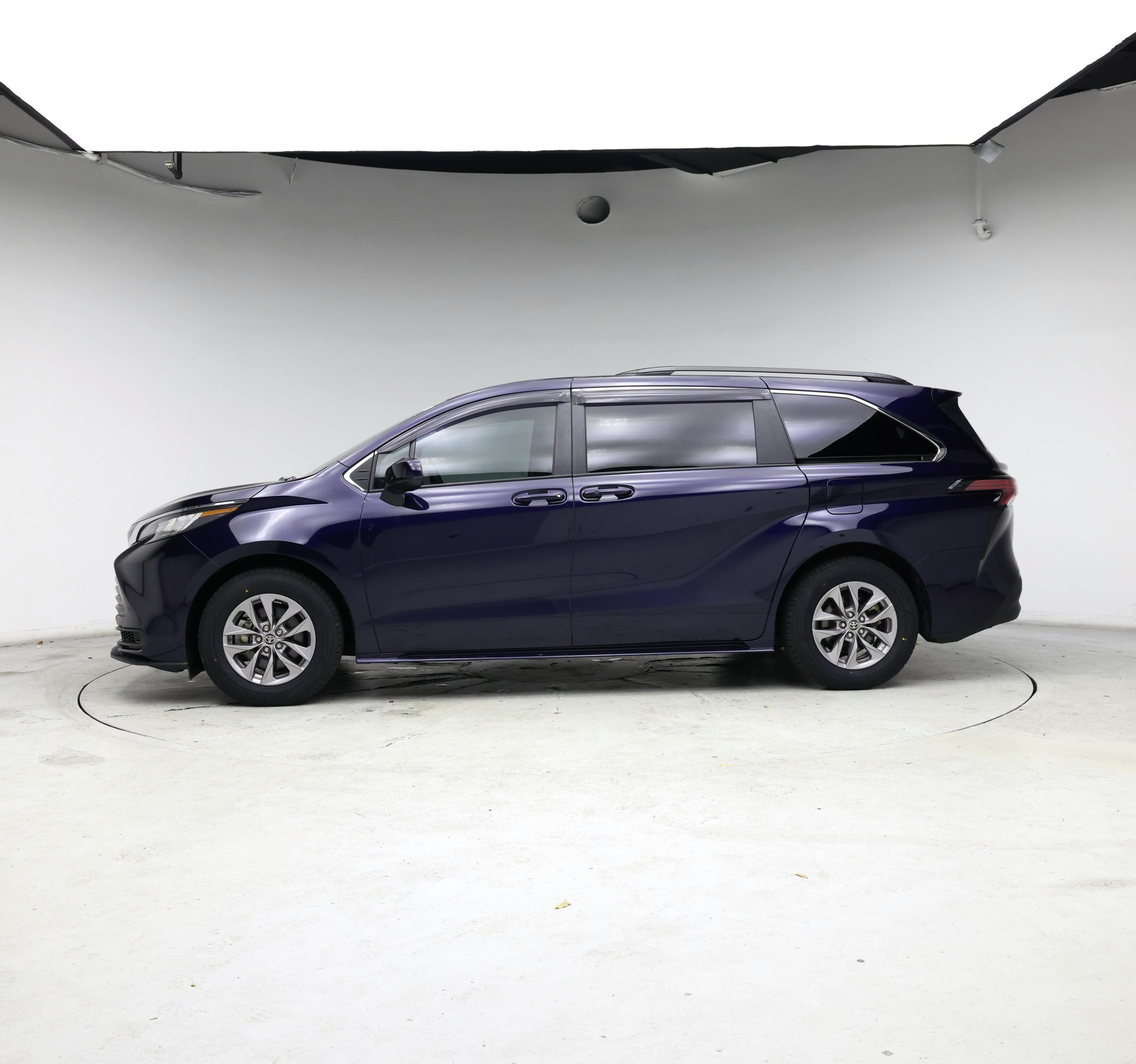 Thumbnail: 2022 Toyota Sienna - 3