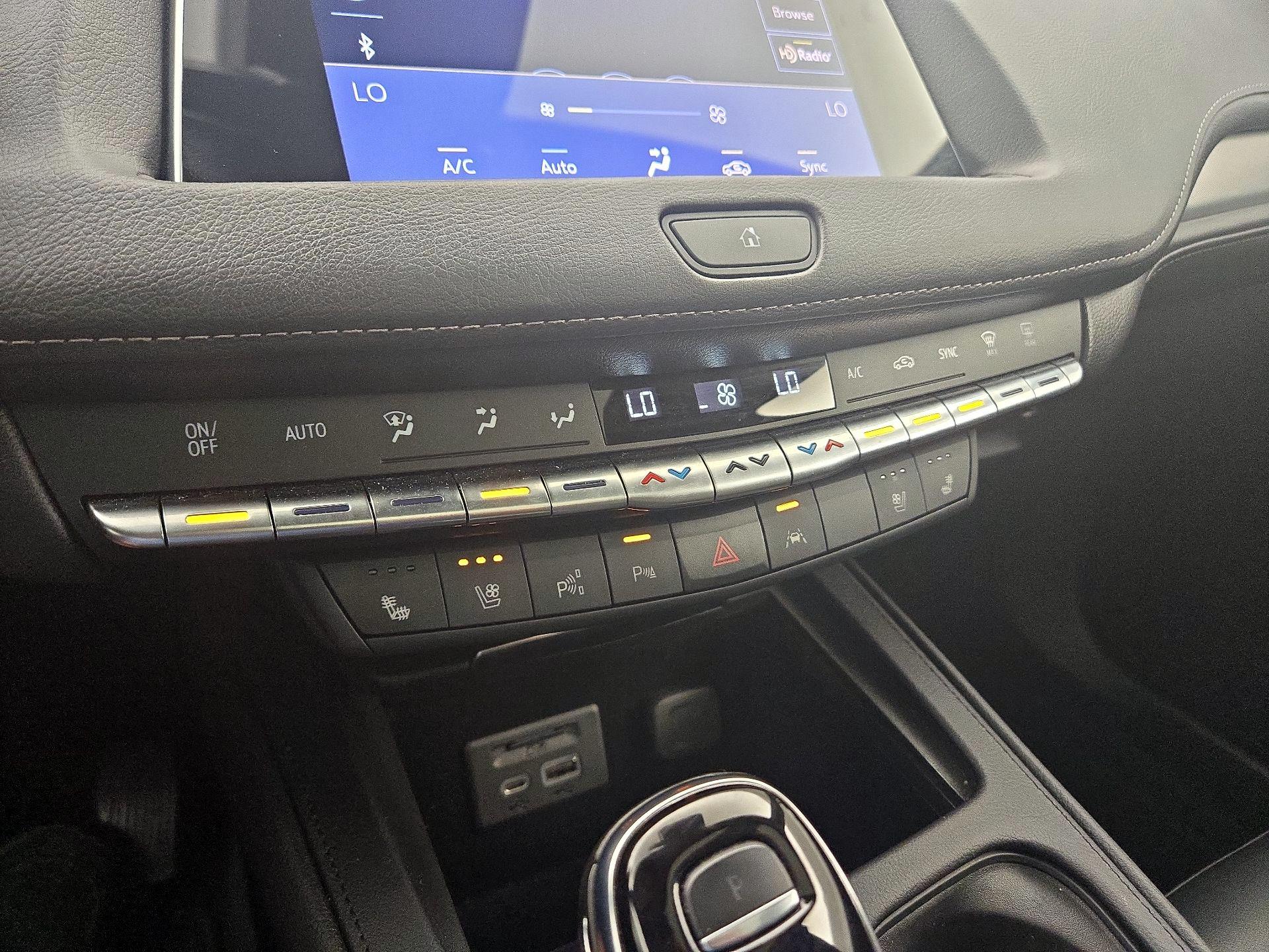 Thumbnail: 2022 Cadillac XT4 - 17